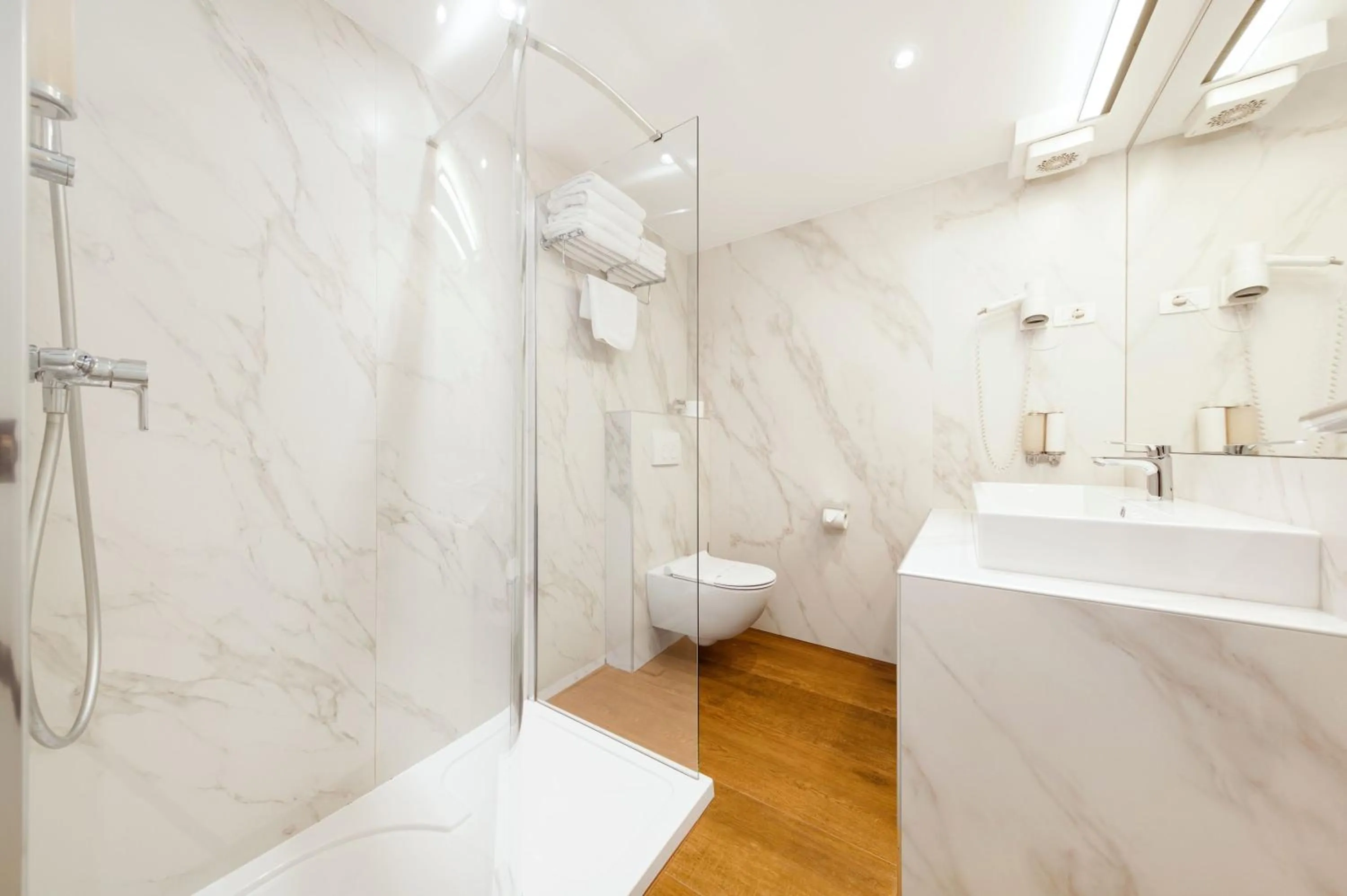 Shower in Azur Palace Luxury Rooms