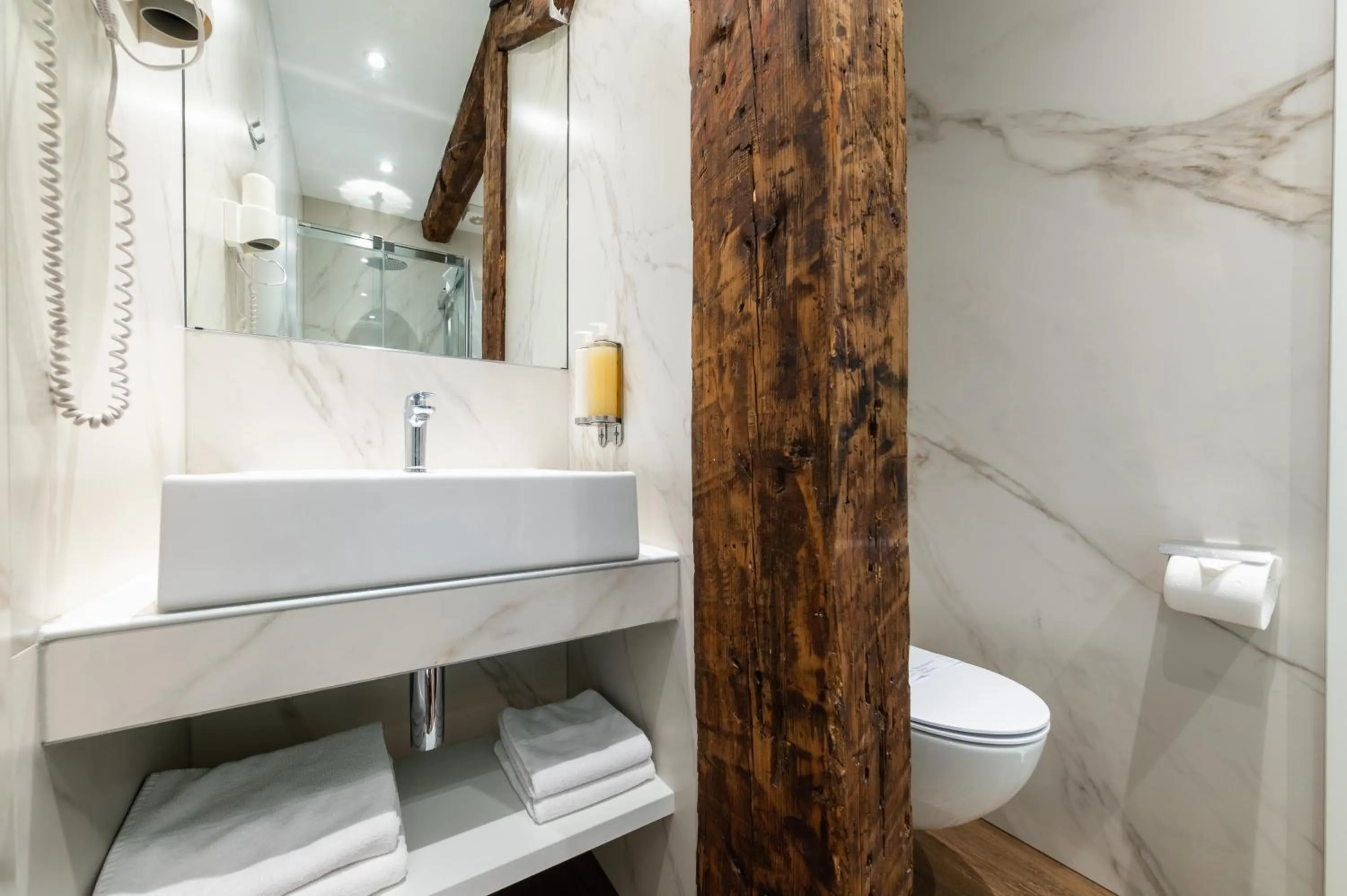 Shower in Azur Palace Luxury Rooms