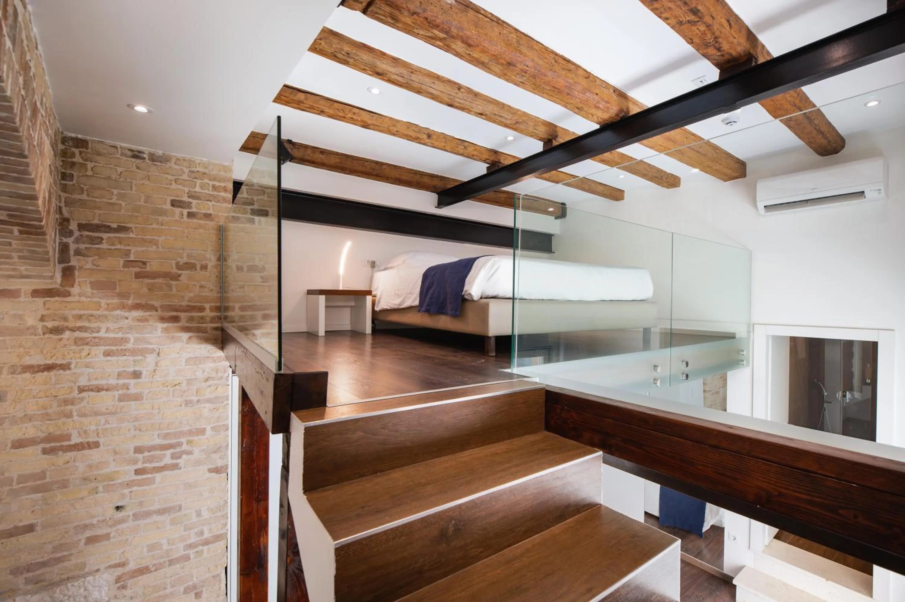 Bed in Azur Palace Luxury Rooms