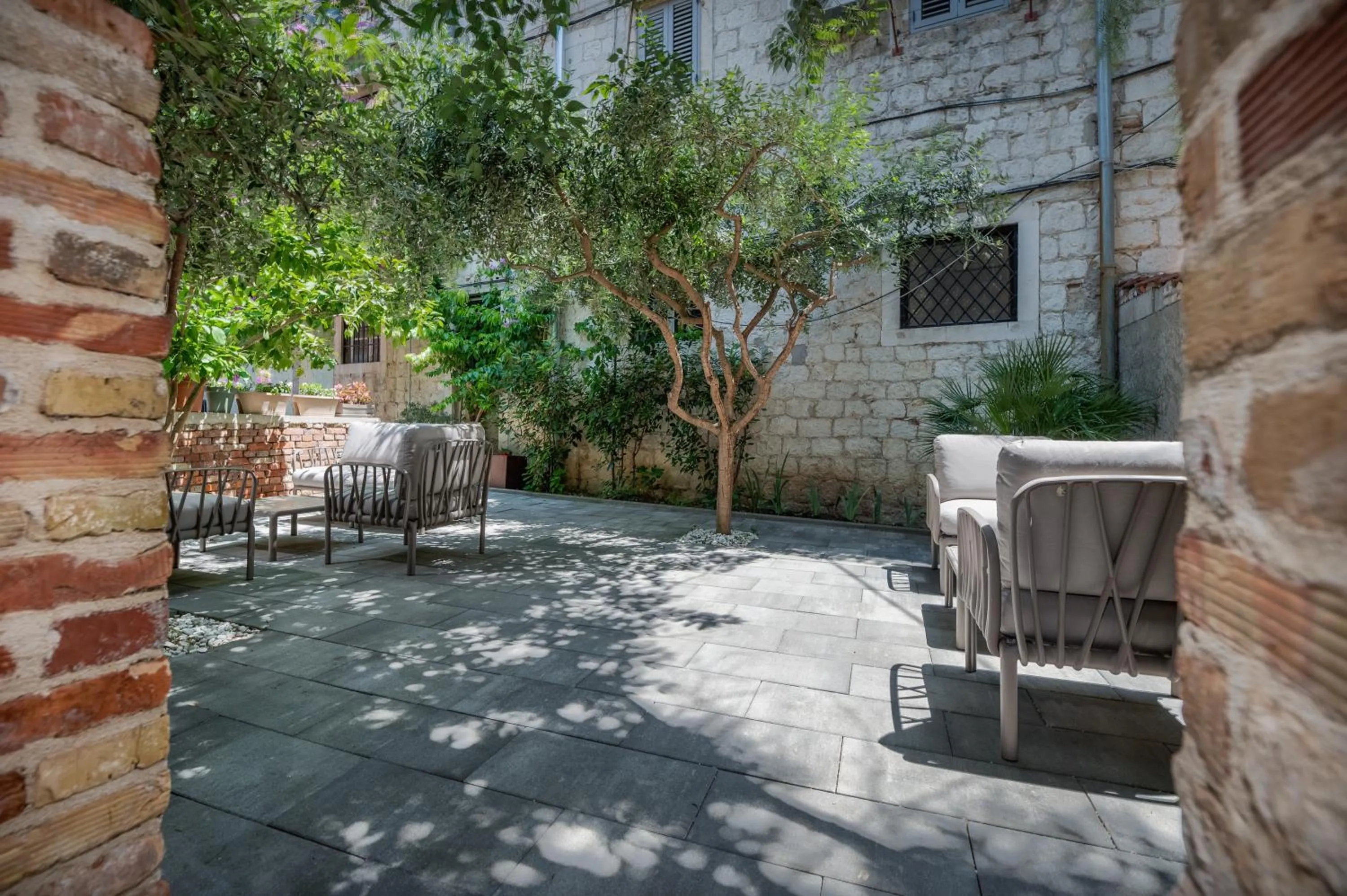 Patio in Azur Palace Luxury Rooms