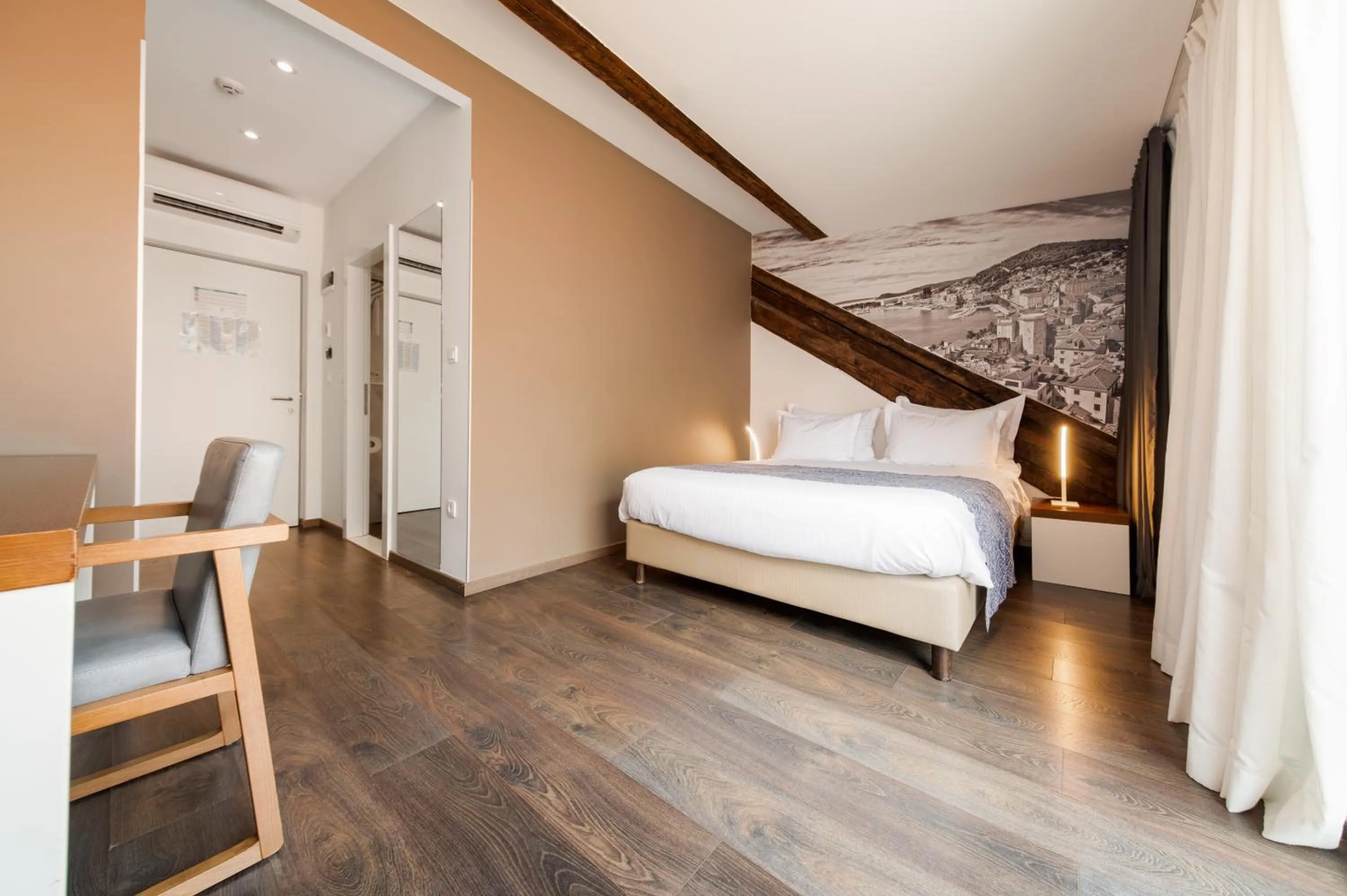 Bed in Azur Palace Luxury Rooms