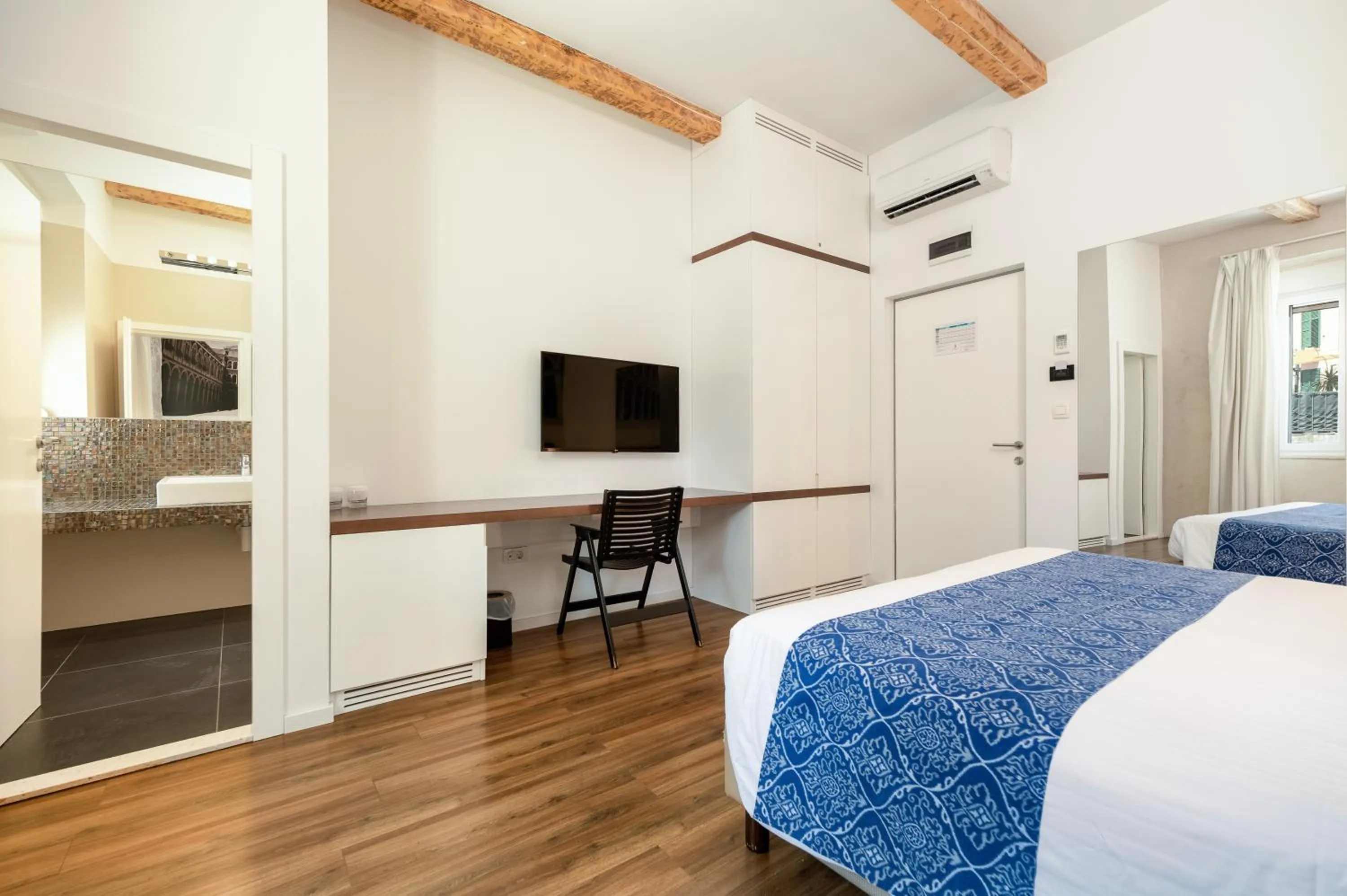 Bed in Azur Palace Luxury Rooms