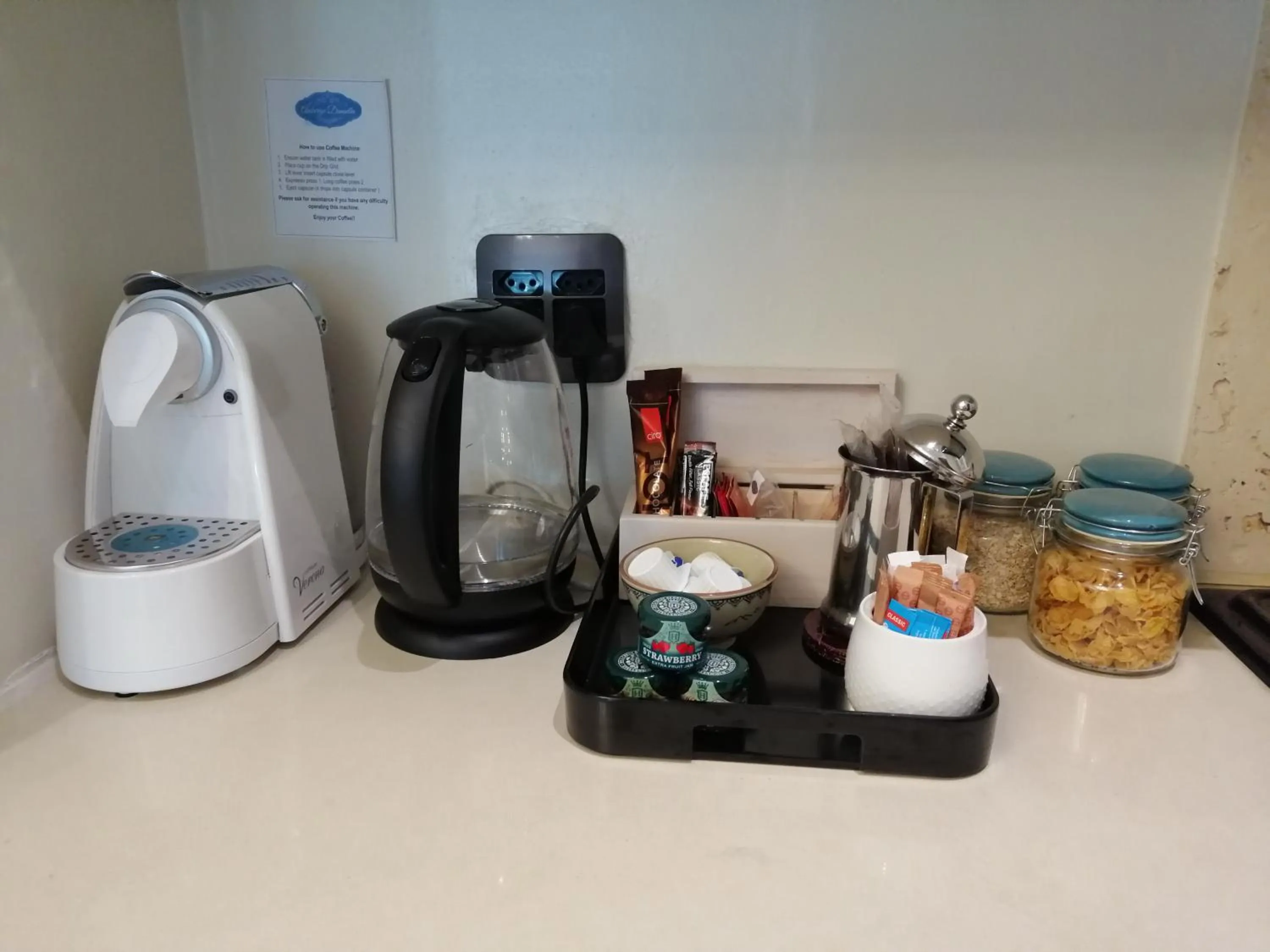 Coffee/tea facilities in Auberge Daniella