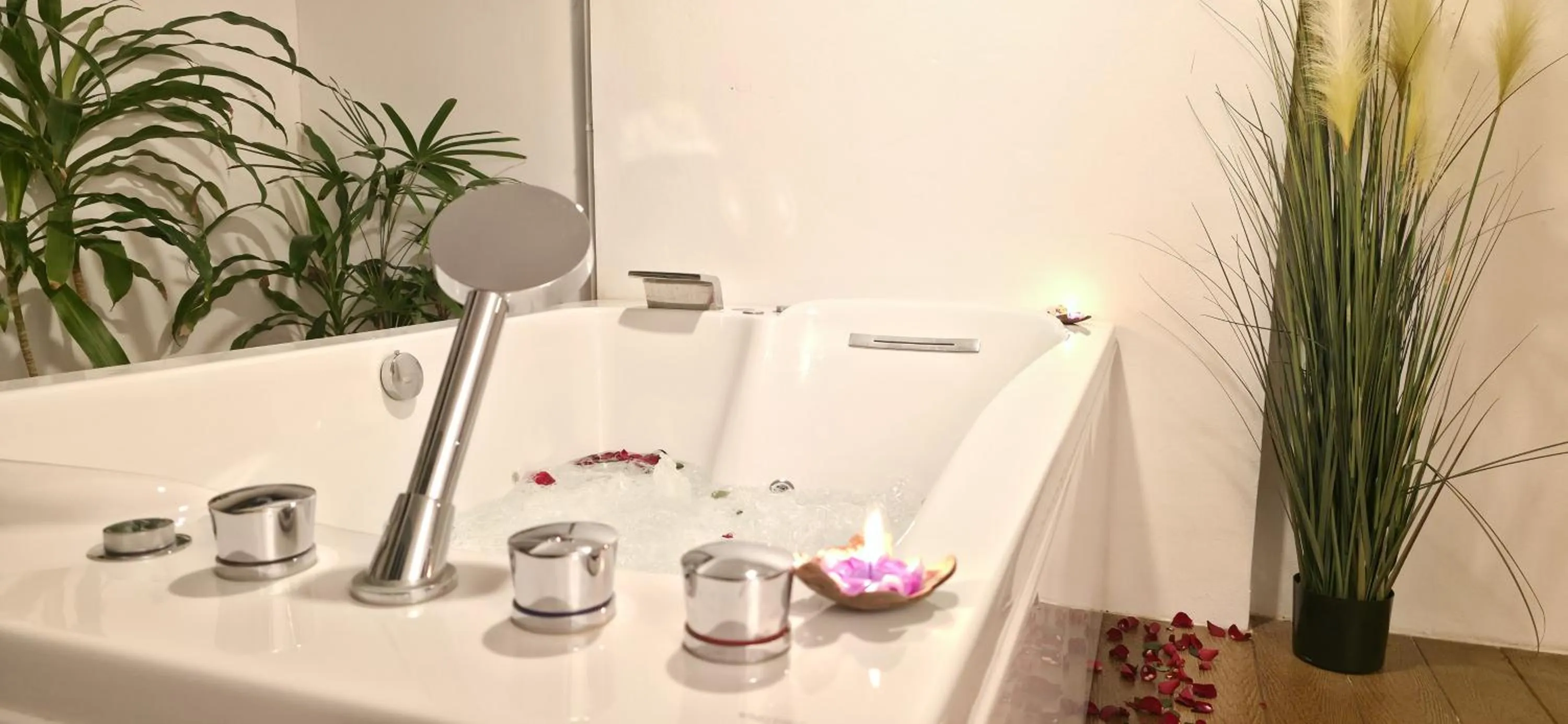 Hot Tub in Pooh Beach Resort & Spa