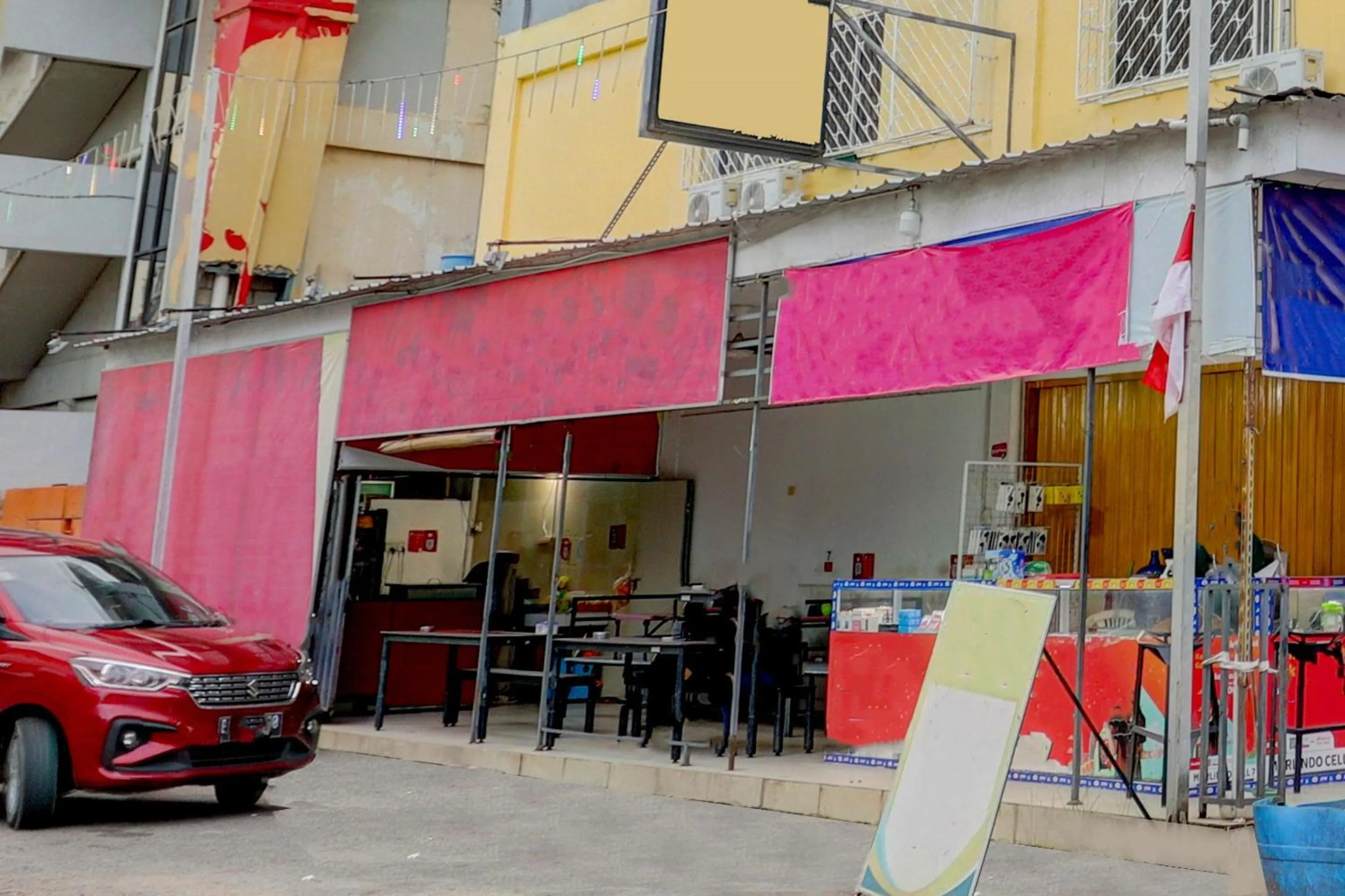 Facade/entrance in Hotel O Backpaker Seraya