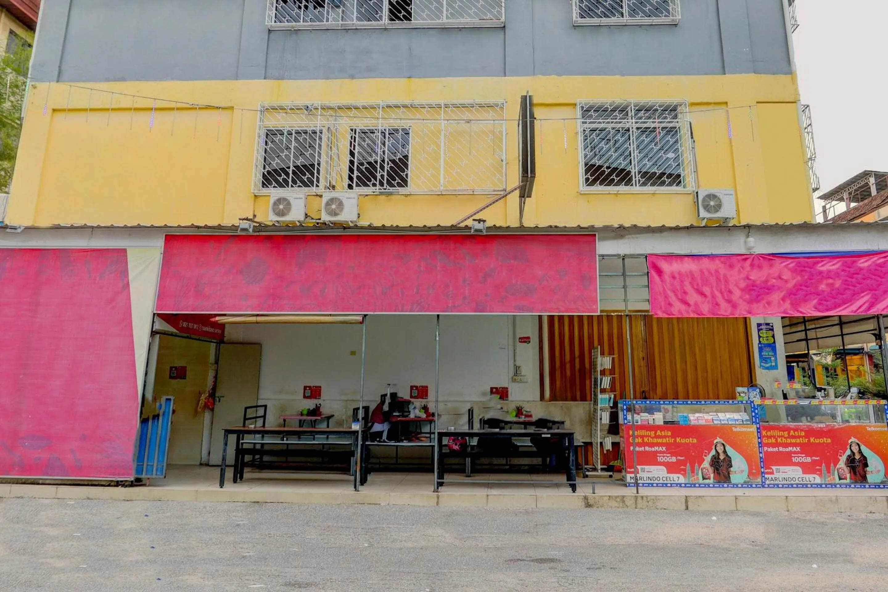 Facade/entrance in Hotel O Backpaker Seraya