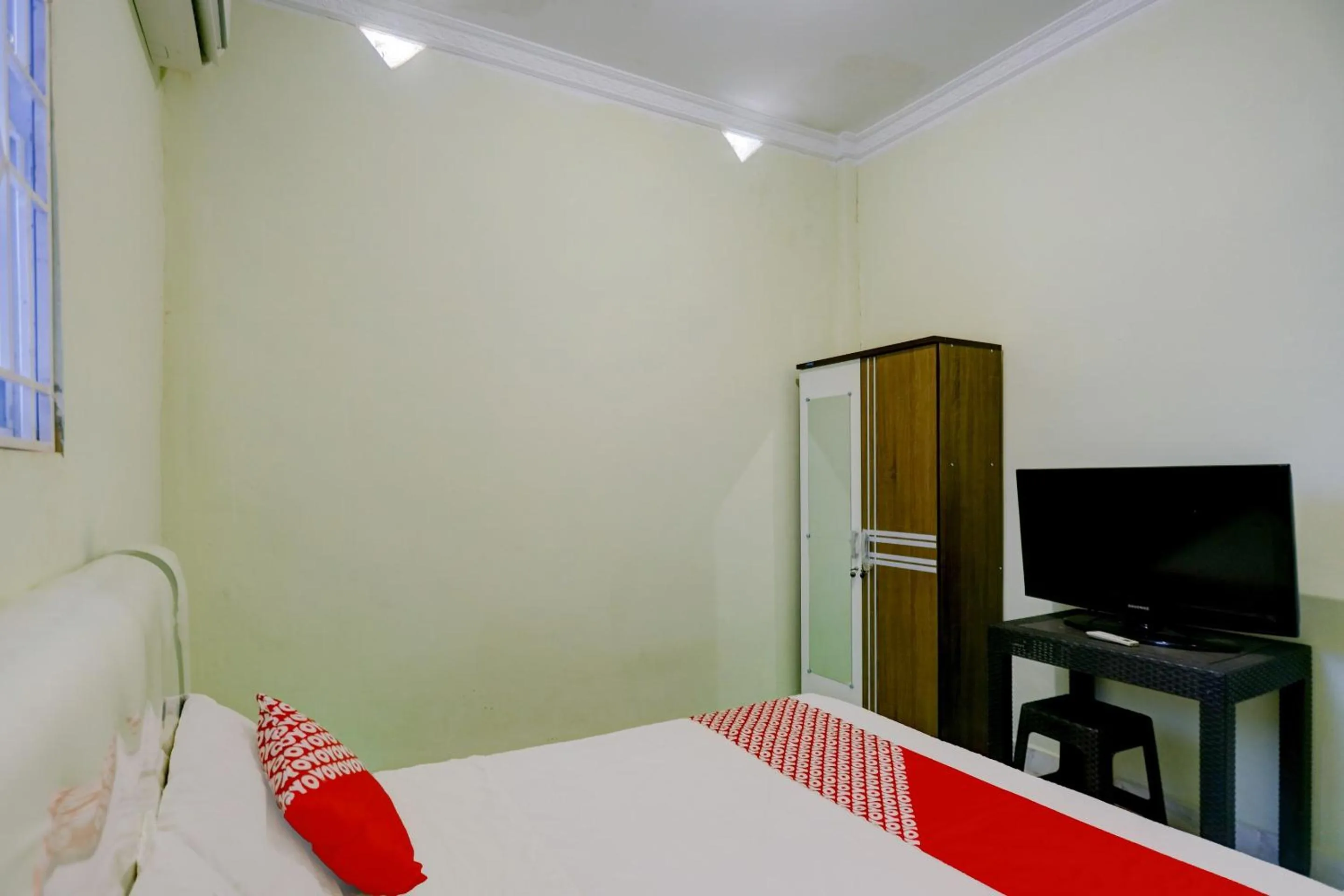 Bedroom, Bed in Hotel O Backpaker Seraya