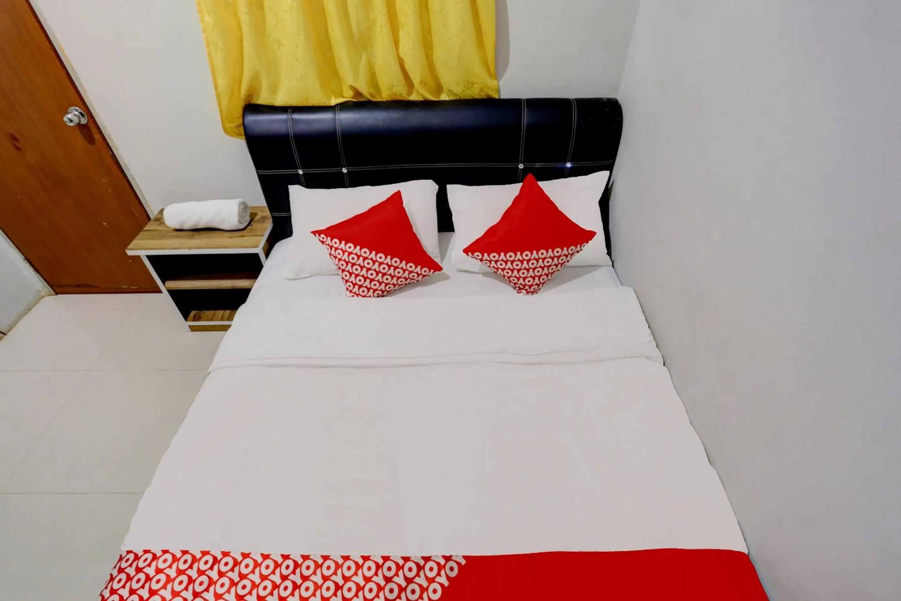 Bedroom, Bed in Hotel O Backpaker Seraya