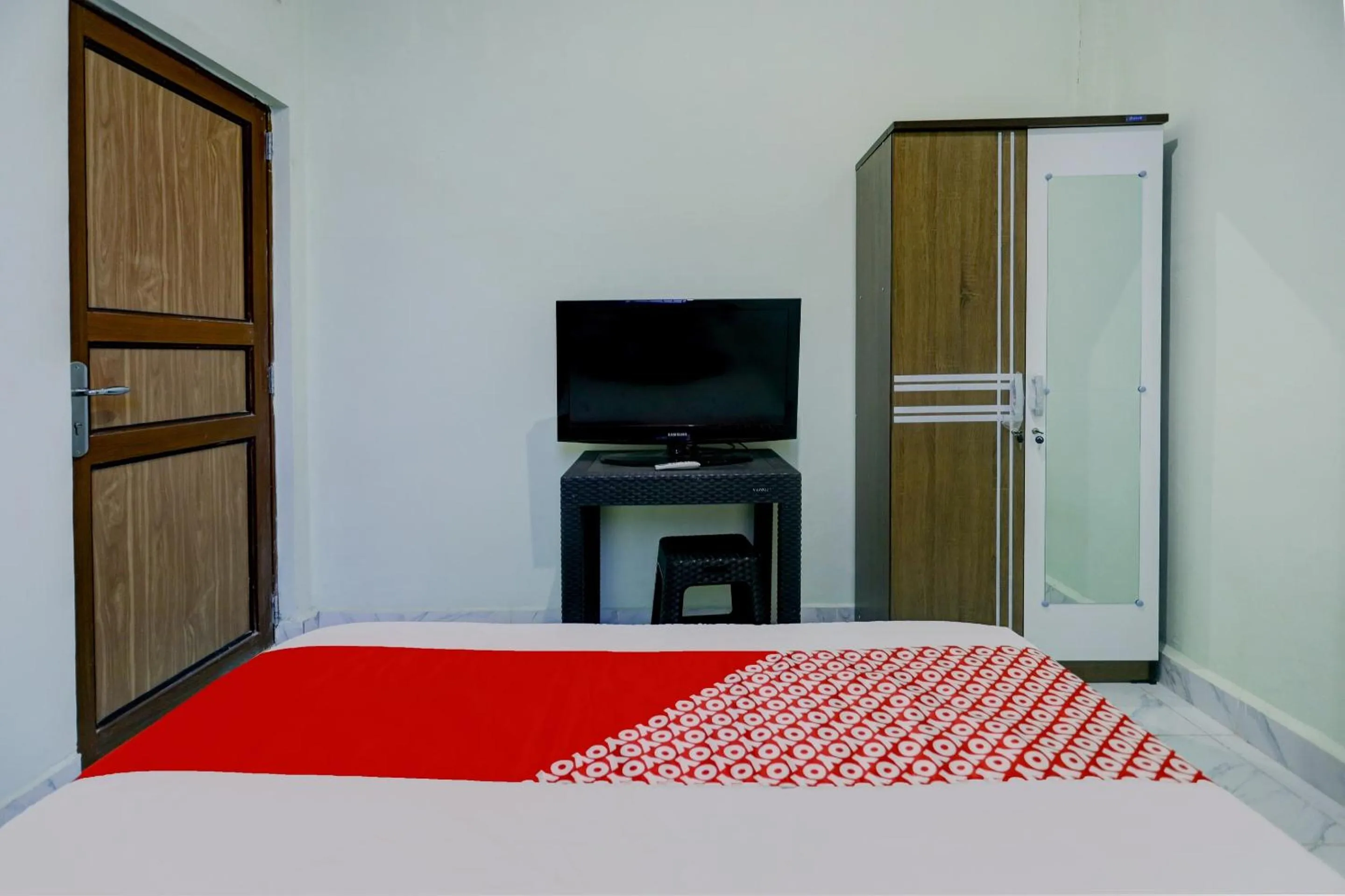 Bedroom, Bed in Hotel O Backpaker Seraya