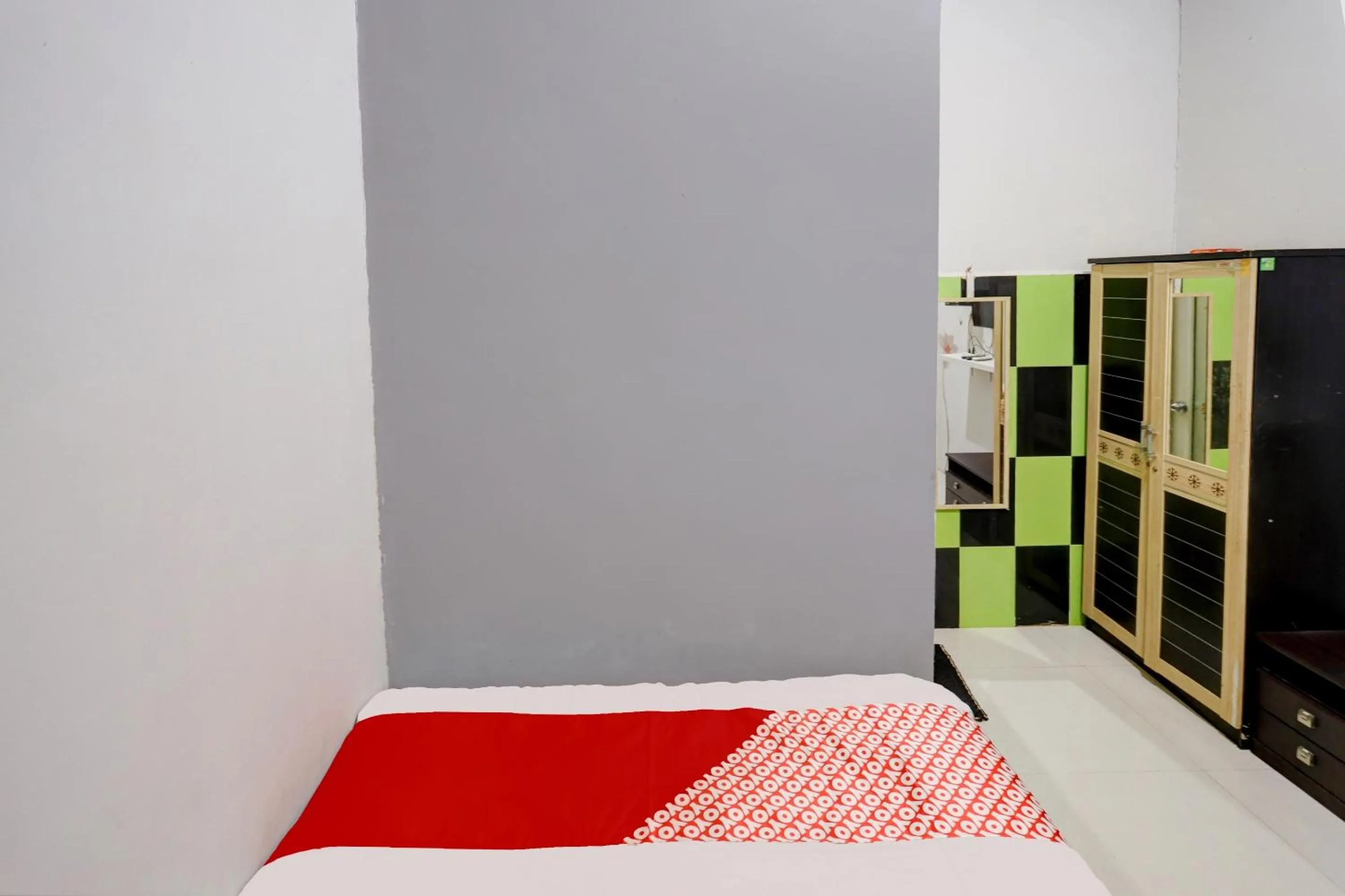 Bedroom, Bed in Hotel O Backpaker Seraya