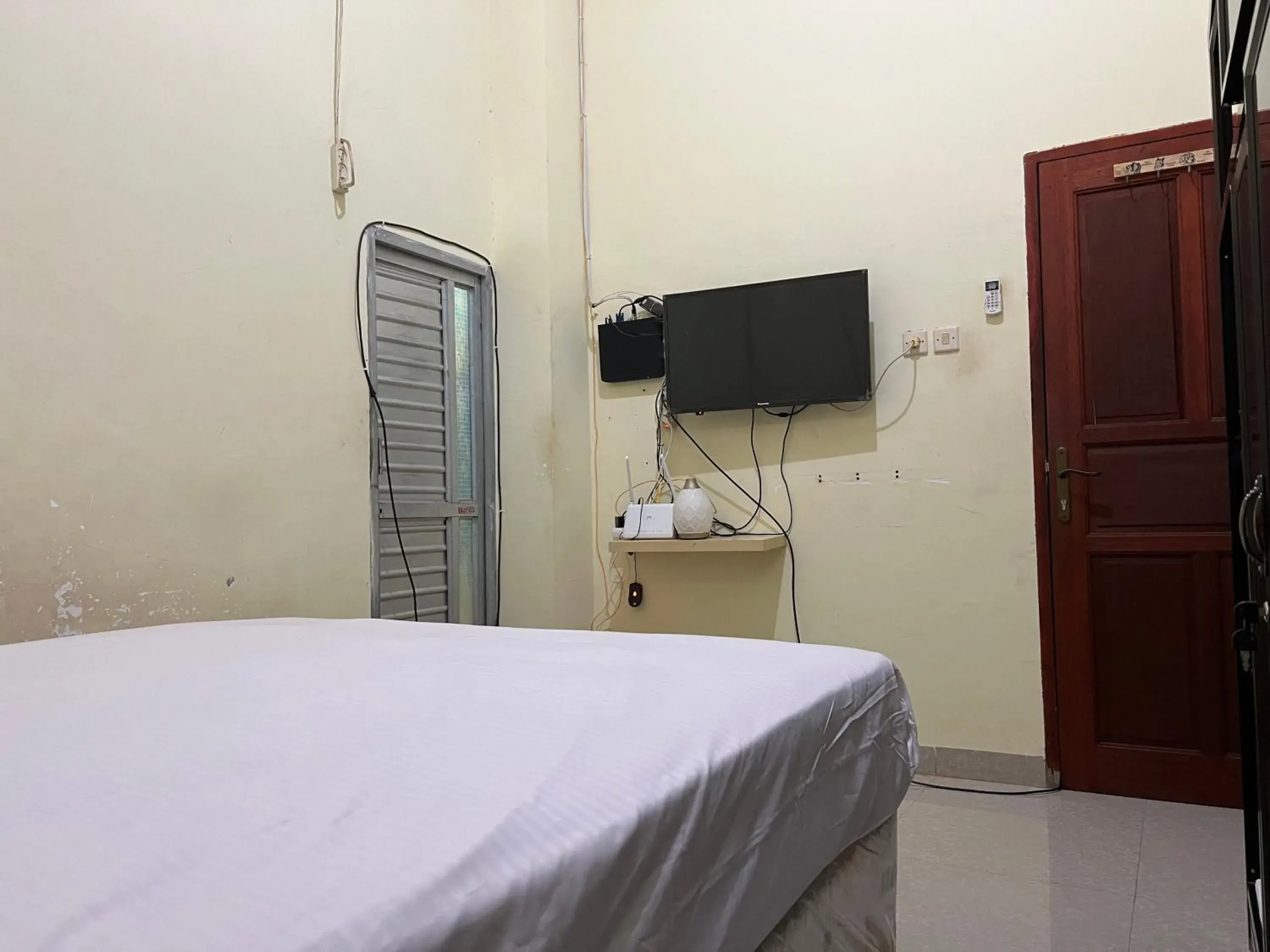 Standard Double Room in Hotel O Ziza Kost82 Syariah Standard Double Room in Hotel O Ziza Kost82 Syariah