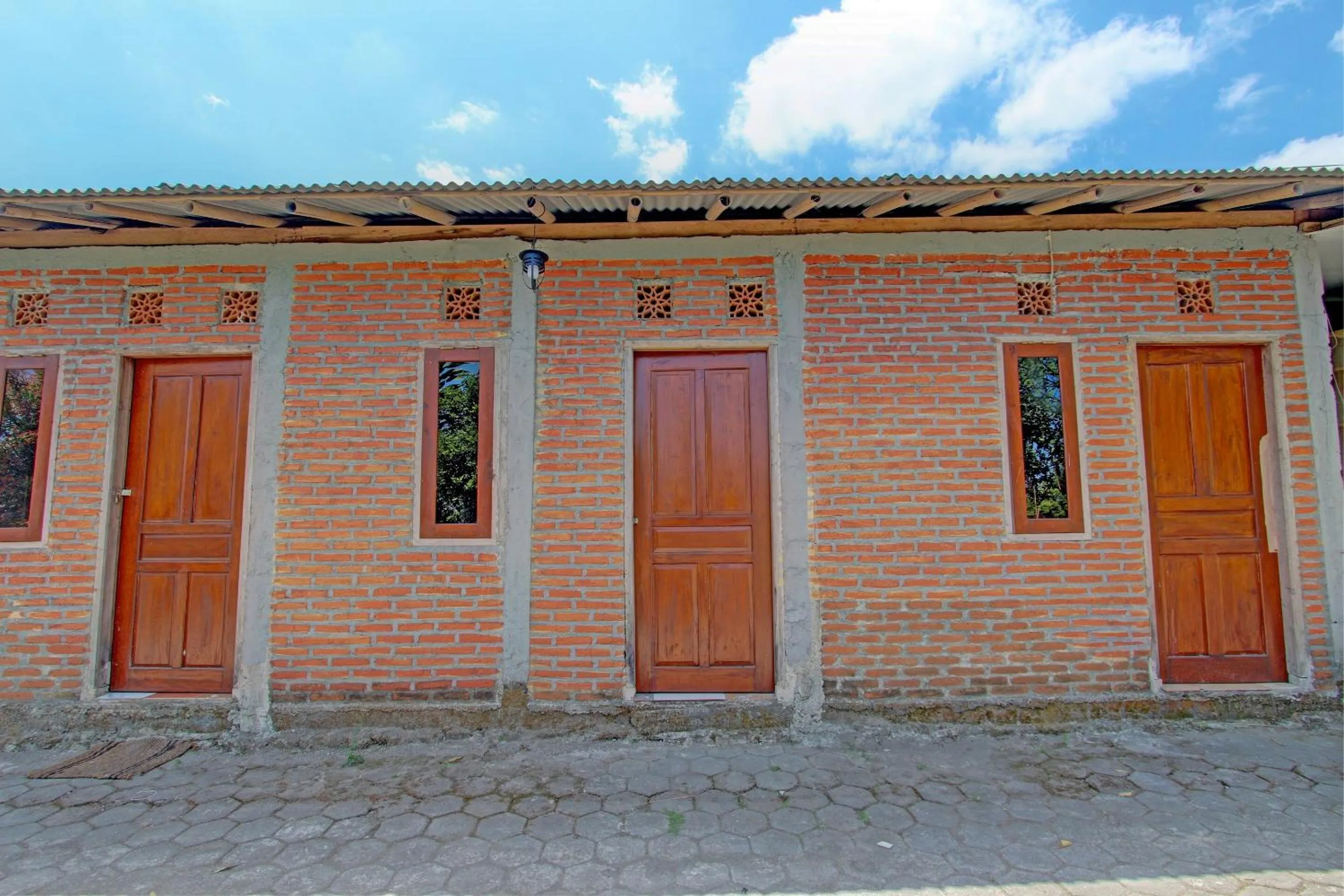 Lobby or reception in OYO Life 93010 Omah Bareng Syariah Sambisari