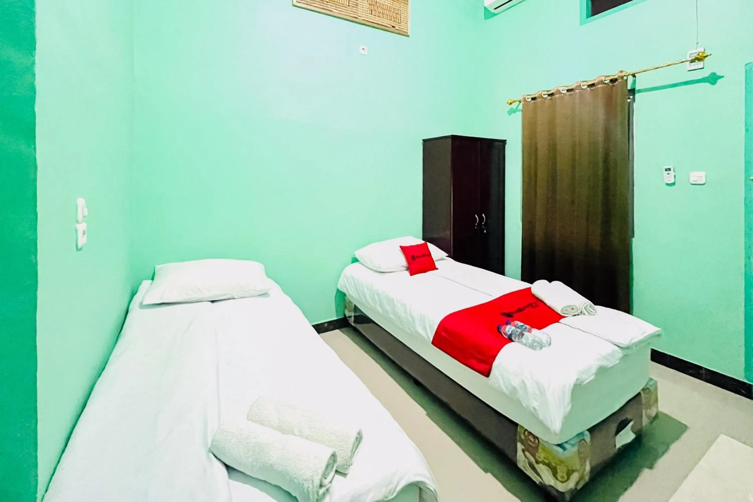 Bedroom, Bed in RedDoorz at Orien Guesthouse Pematang Siantar