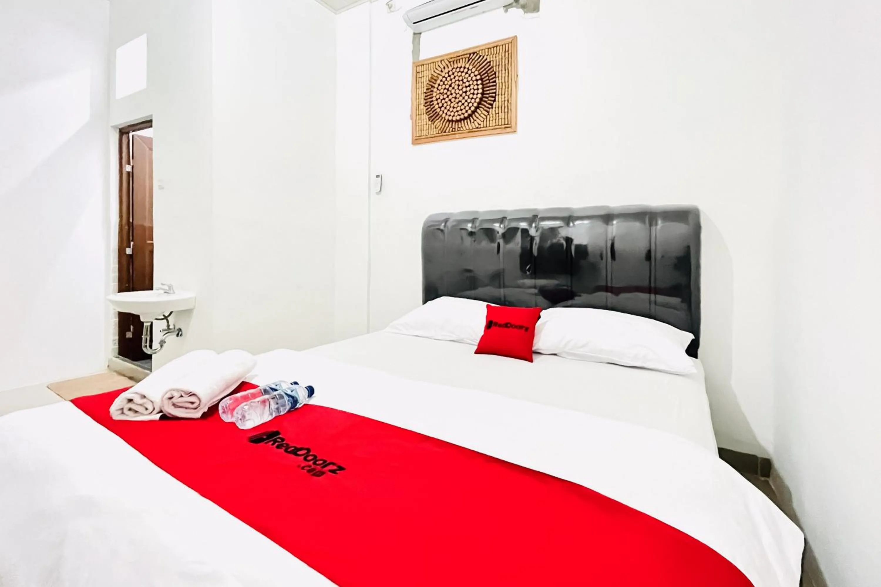 Bedroom, Bed in RedDoorz at Orien Guesthouse Pematang Siantar