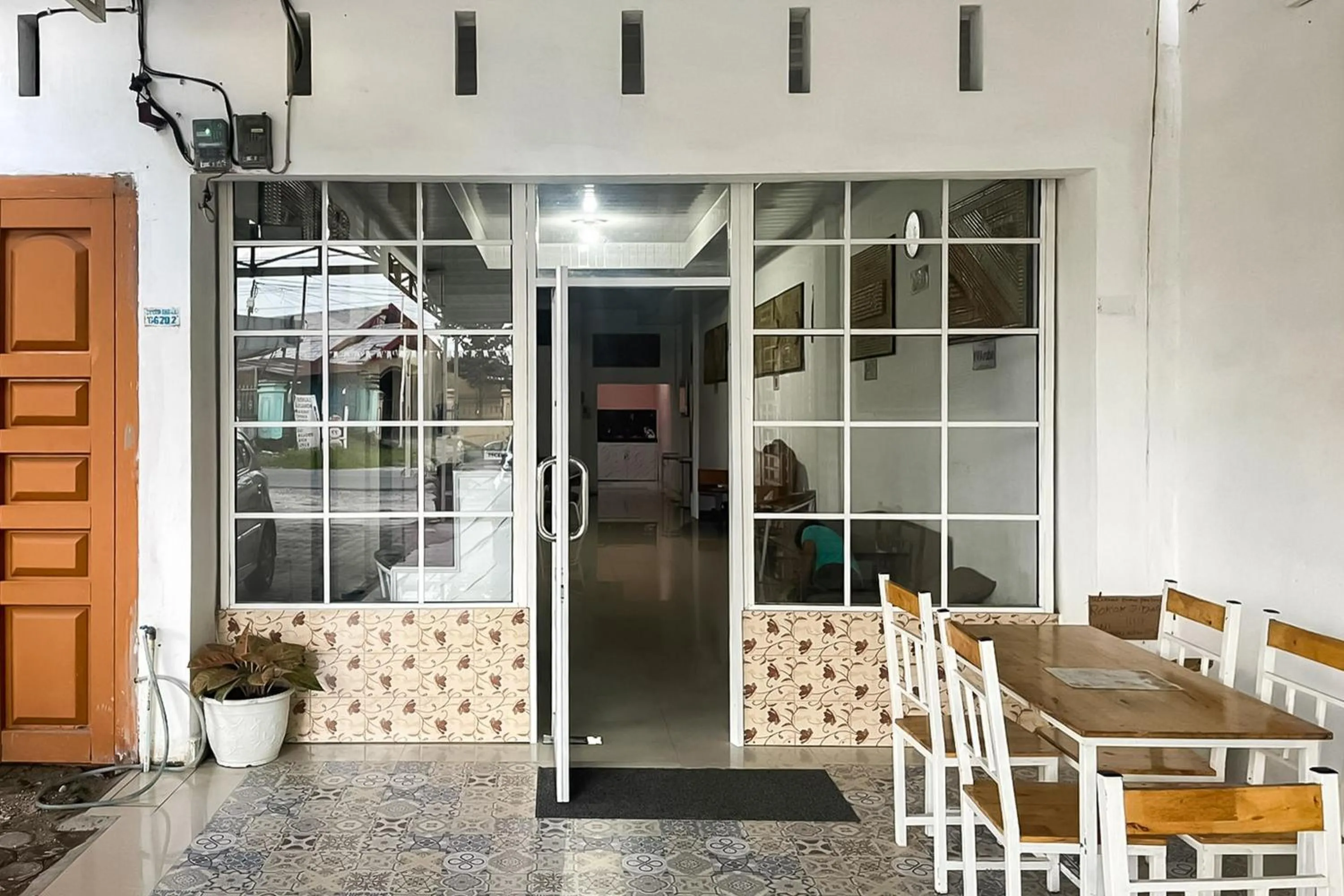 Seating area in RedDoorz at Orien Guesthouse Pematang Siantar