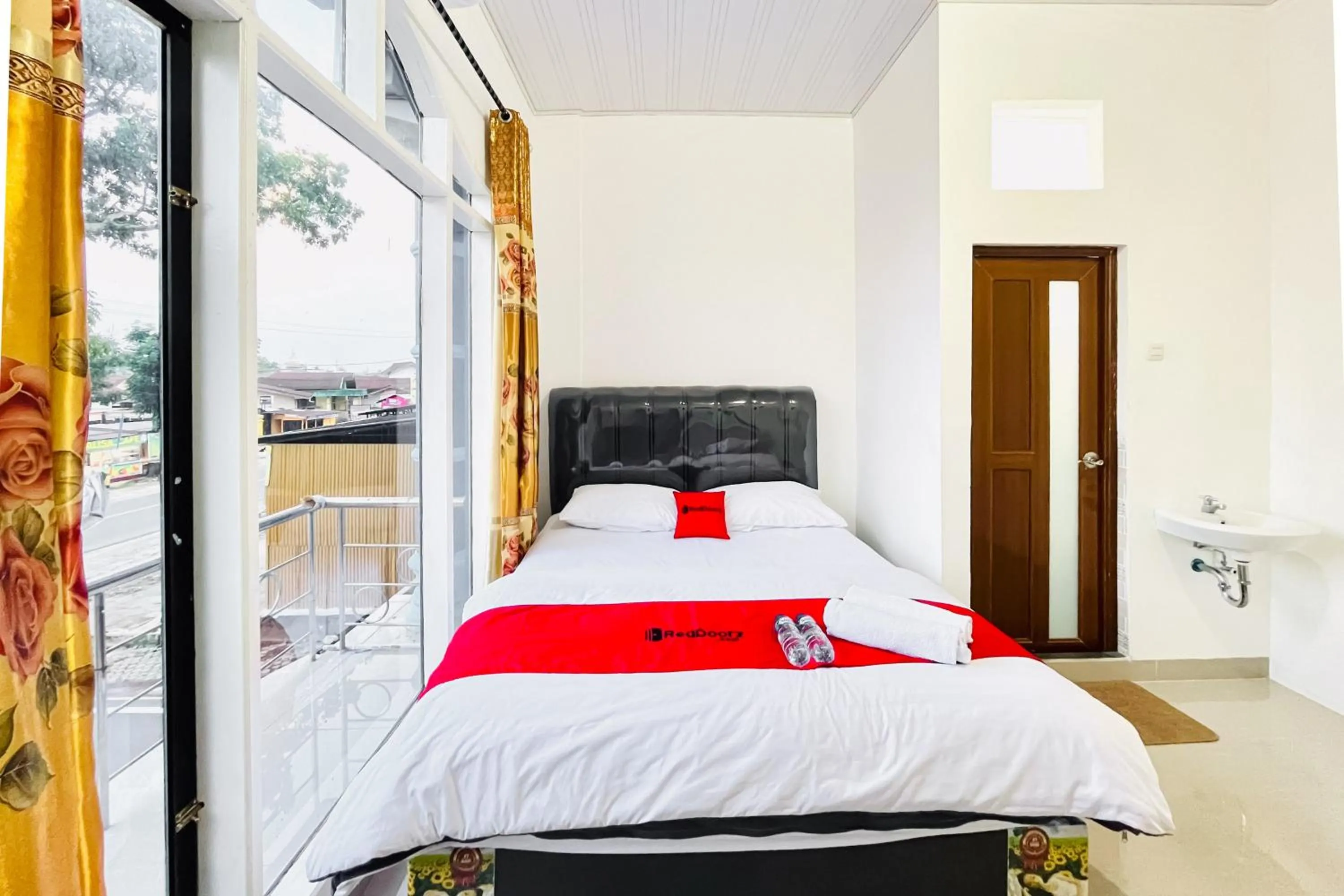 Bedroom, Bed in RedDoorz at Orien Guesthouse Pematang Siantar