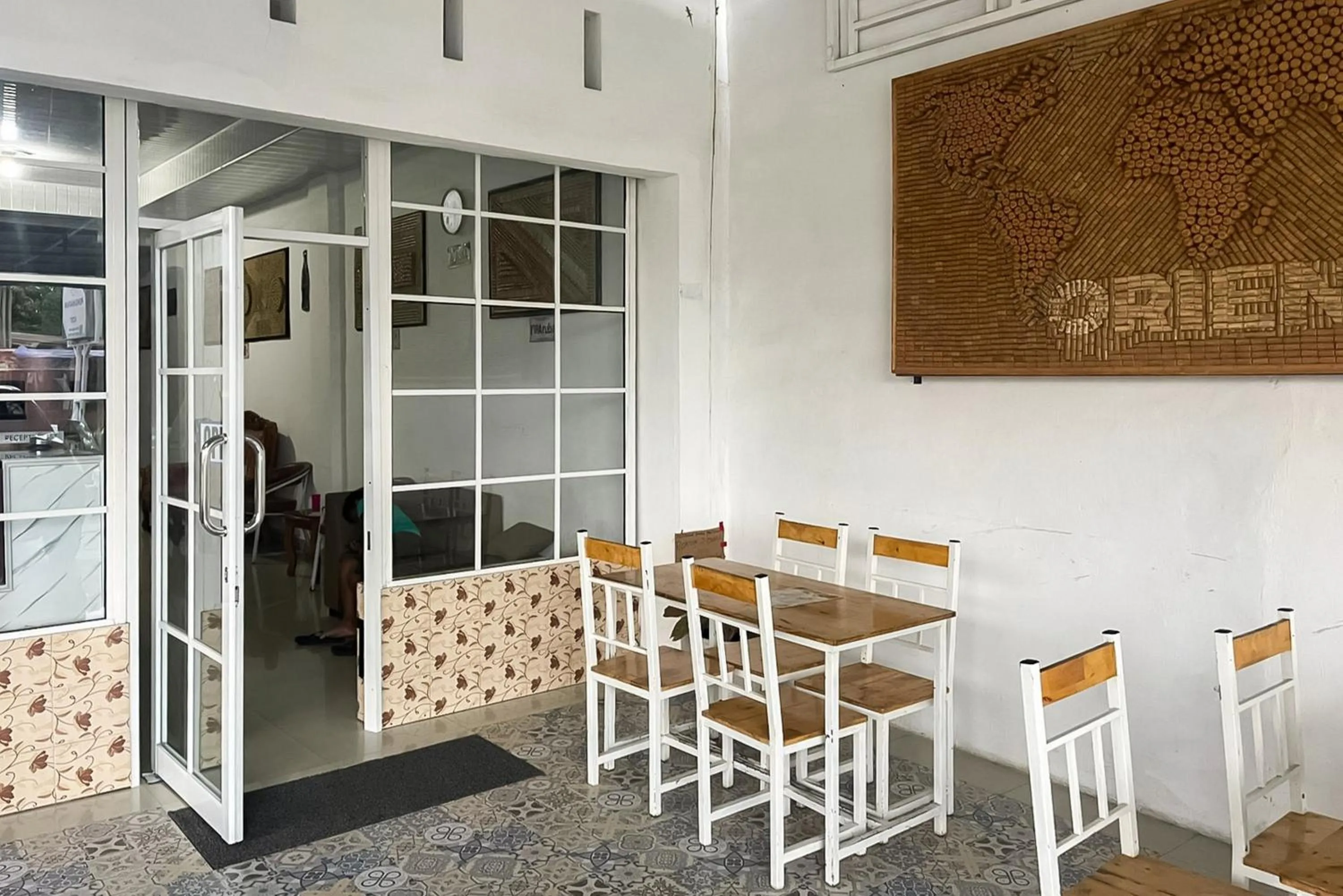 Seating area in RedDoorz at Orien Guesthouse Pematang Siantar