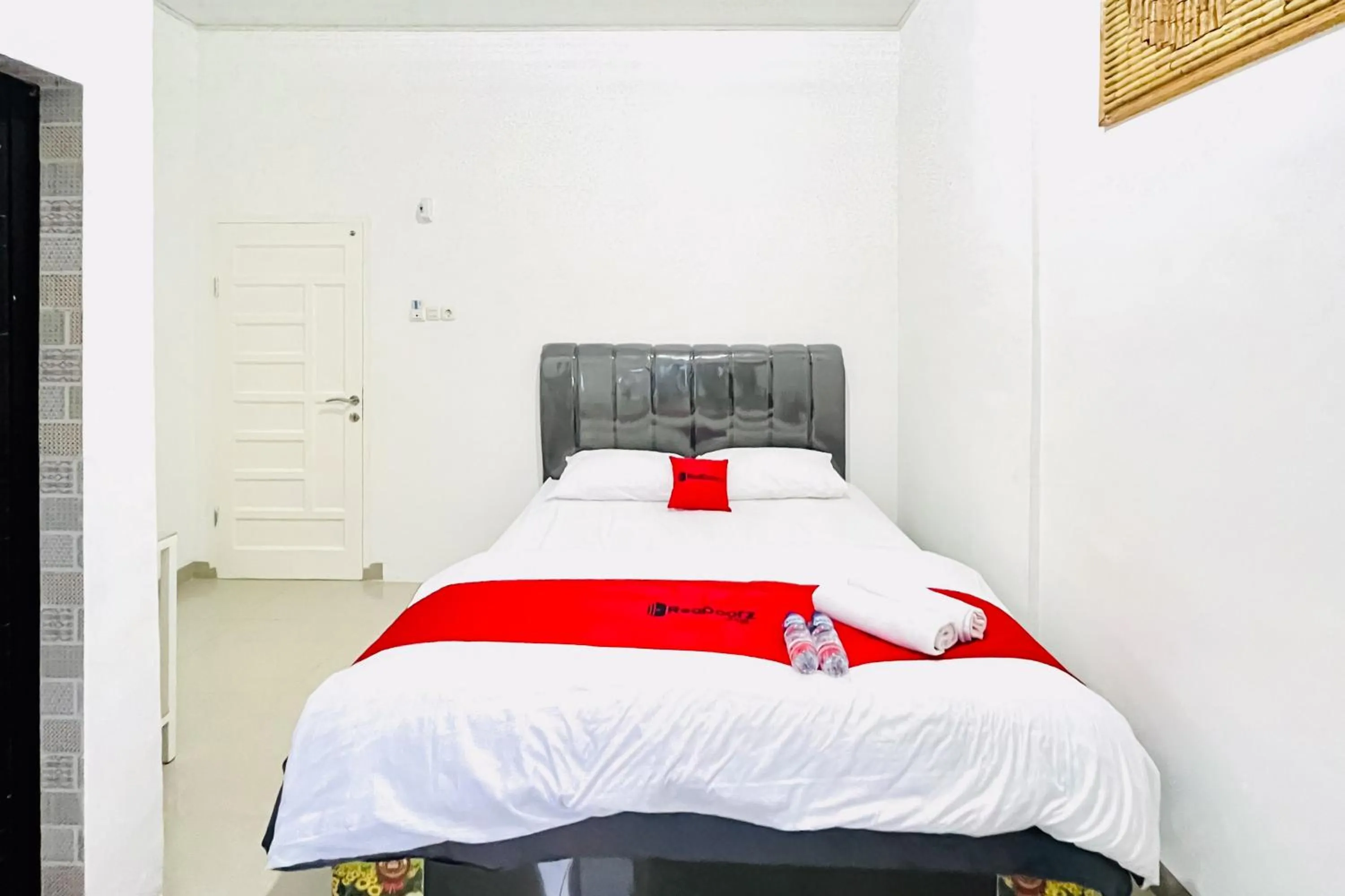 Bedroom, Bed in RedDoorz at Orien Guesthouse Pematang Siantar