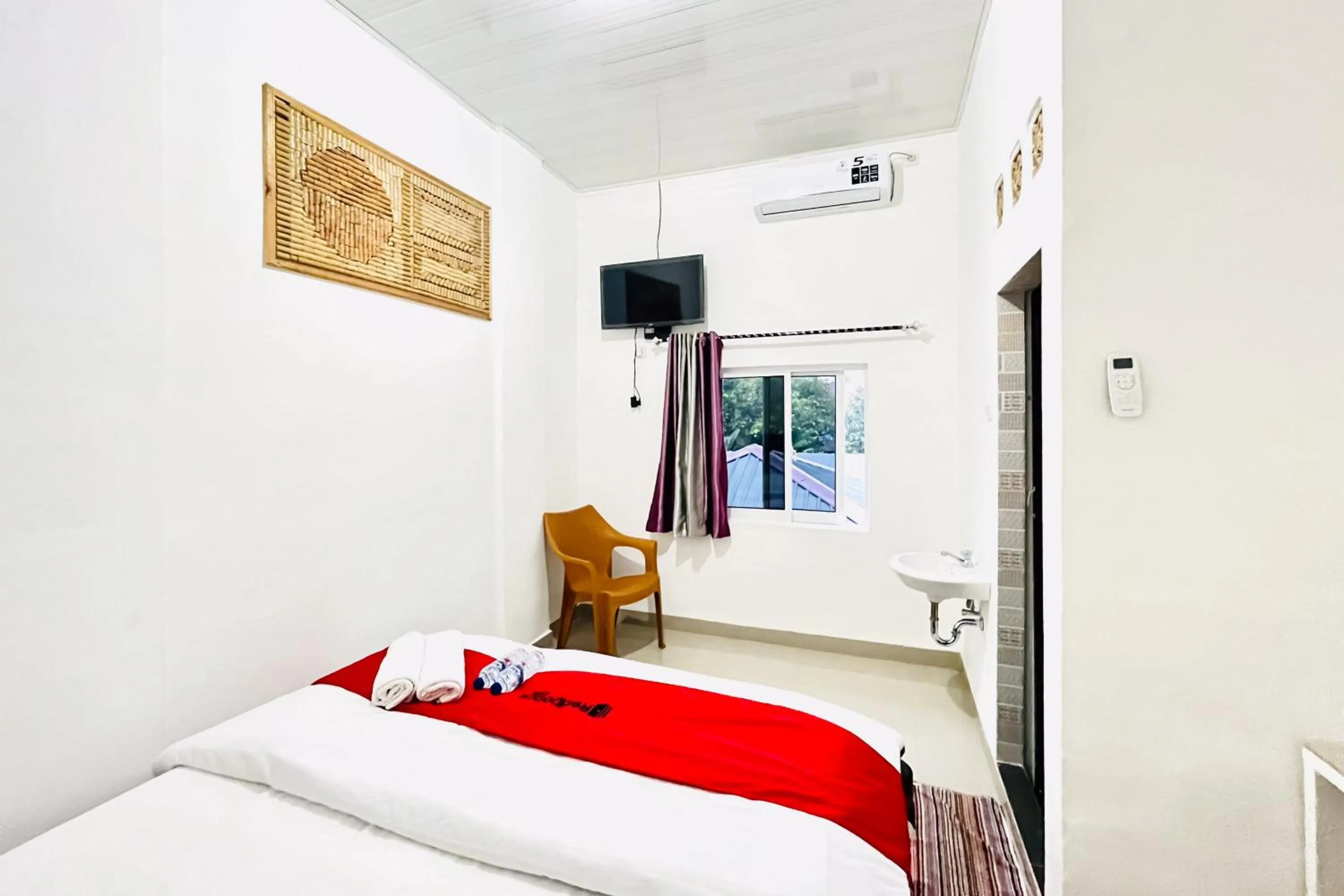 Bedroom, Bed in RedDoorz at Orien Guesthouse Pematang Siantar