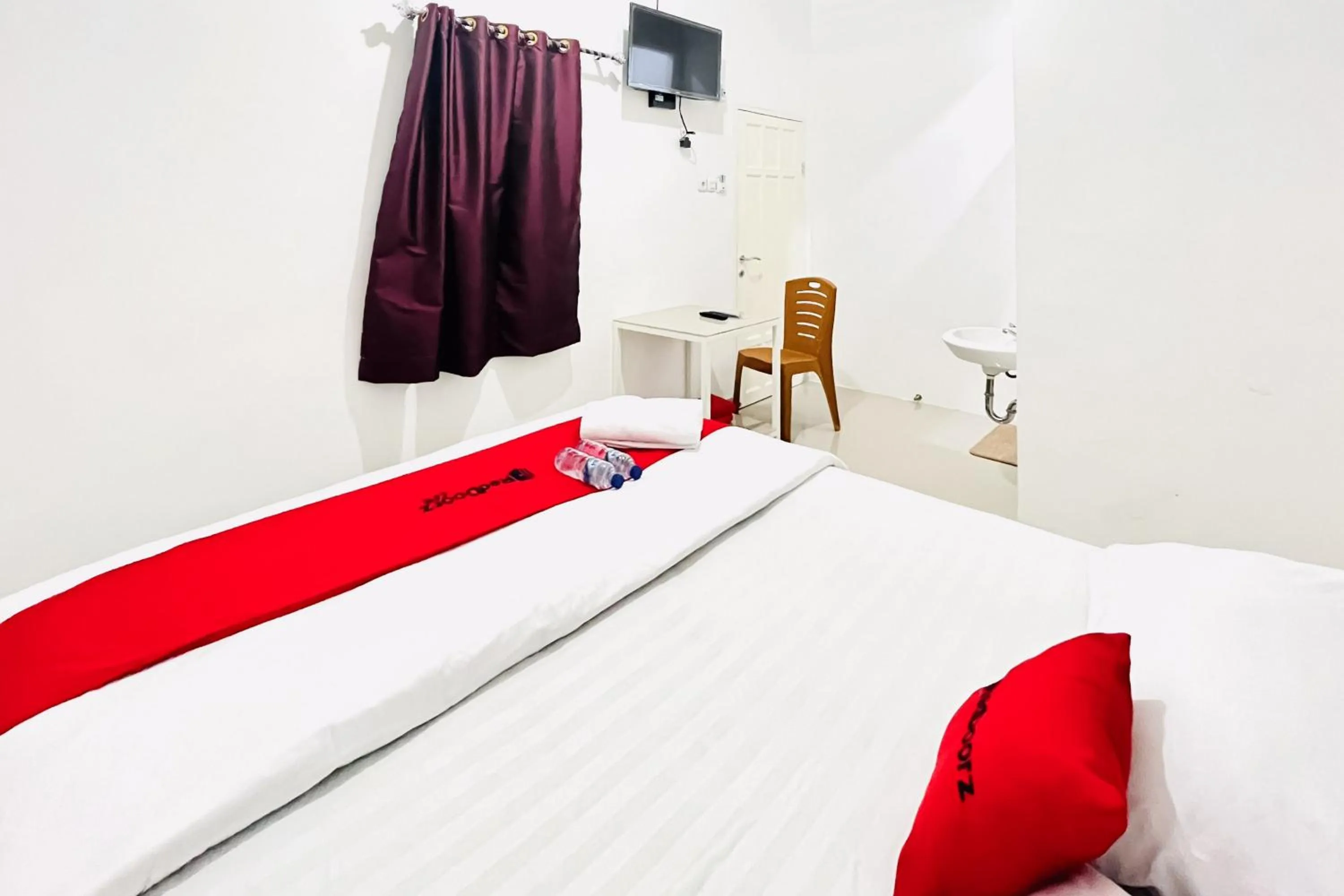 Bedroom, Bed in RedDoorz at Orien Guesthouse Pematang Siantar