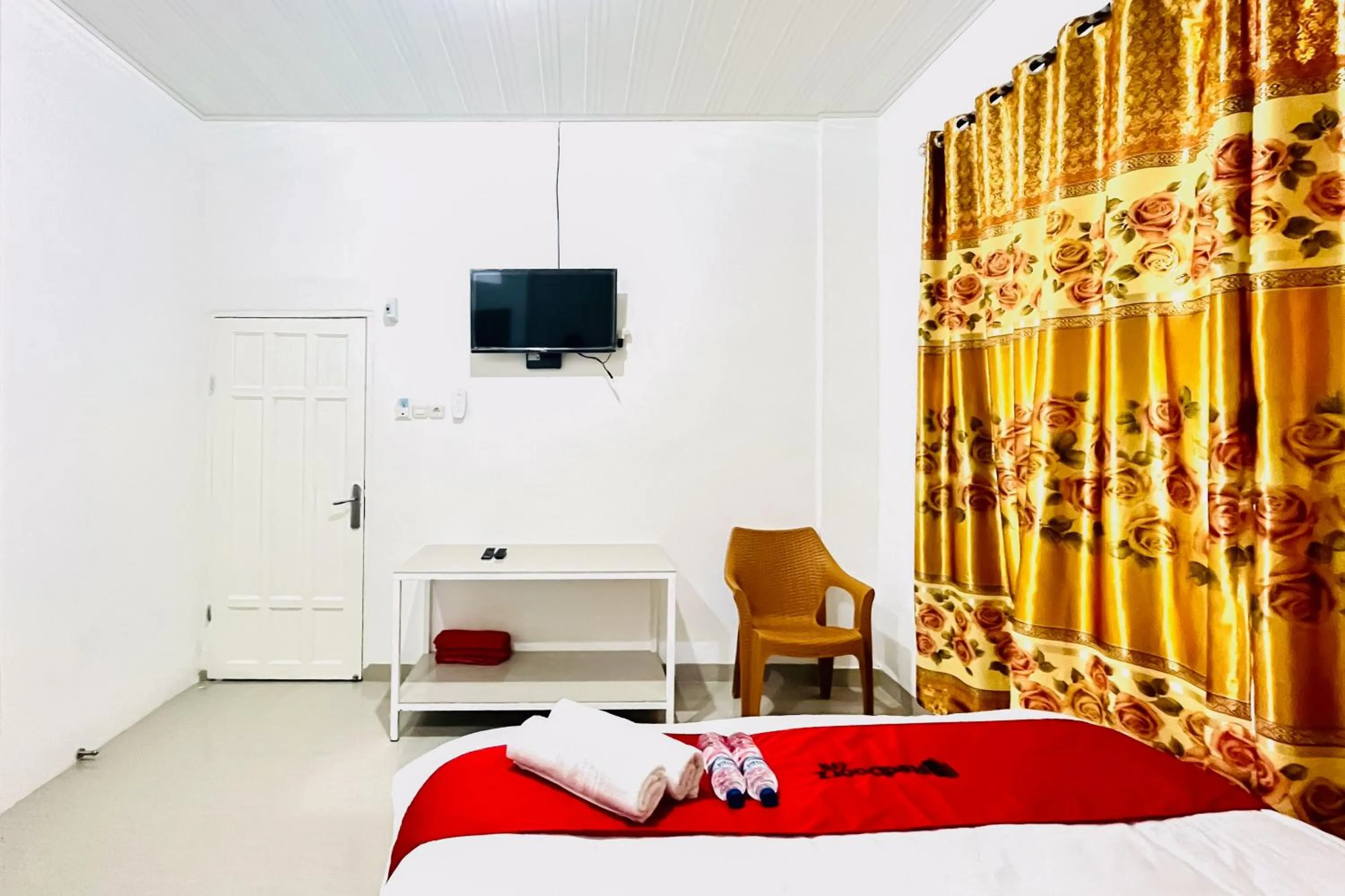 Bedroom, Bed in RedDoorz at Orien Guesthouse Pematang Siantar