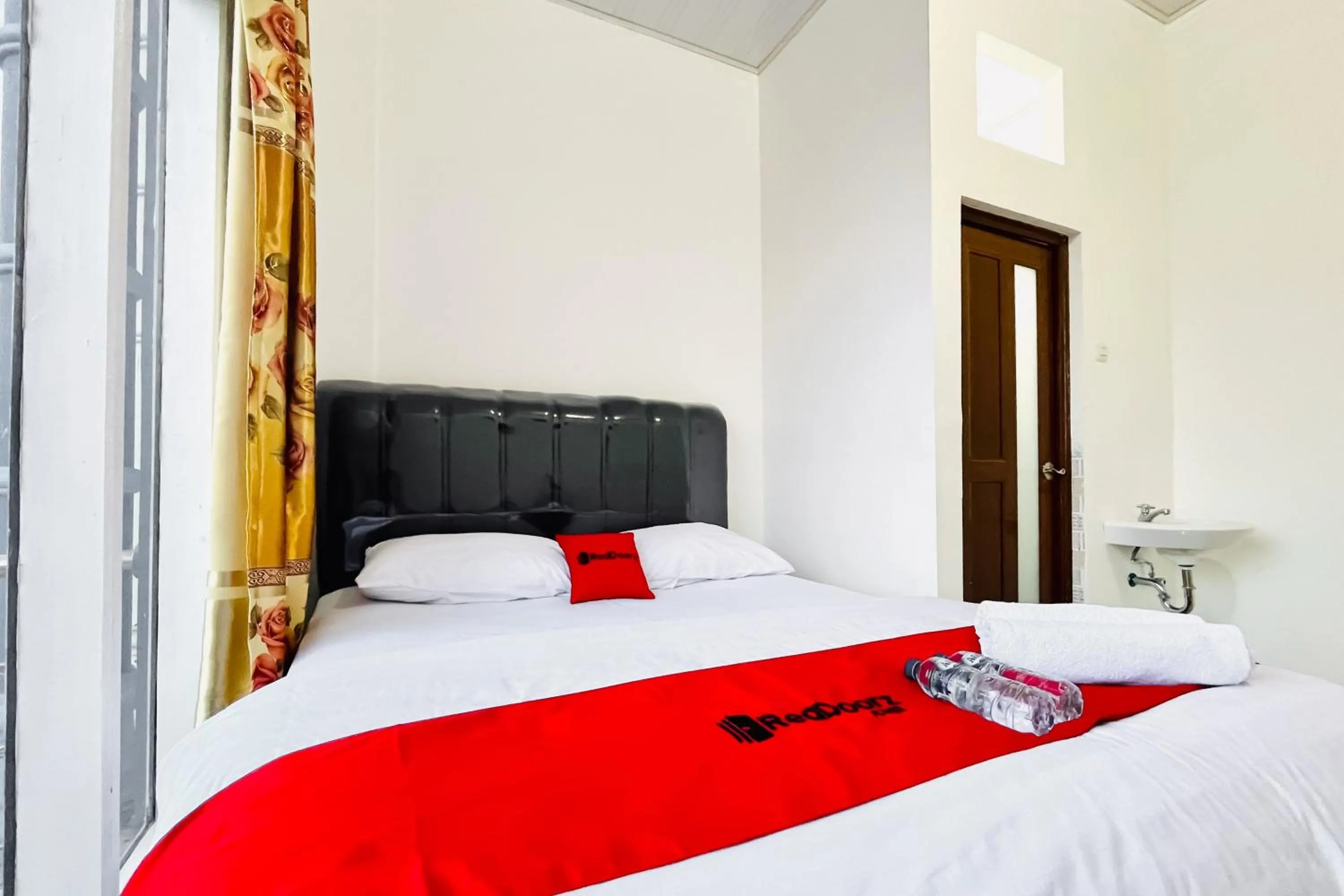 Bedroom, Bed in RedDoorz at Orien Guesthouse Pematang Siantar