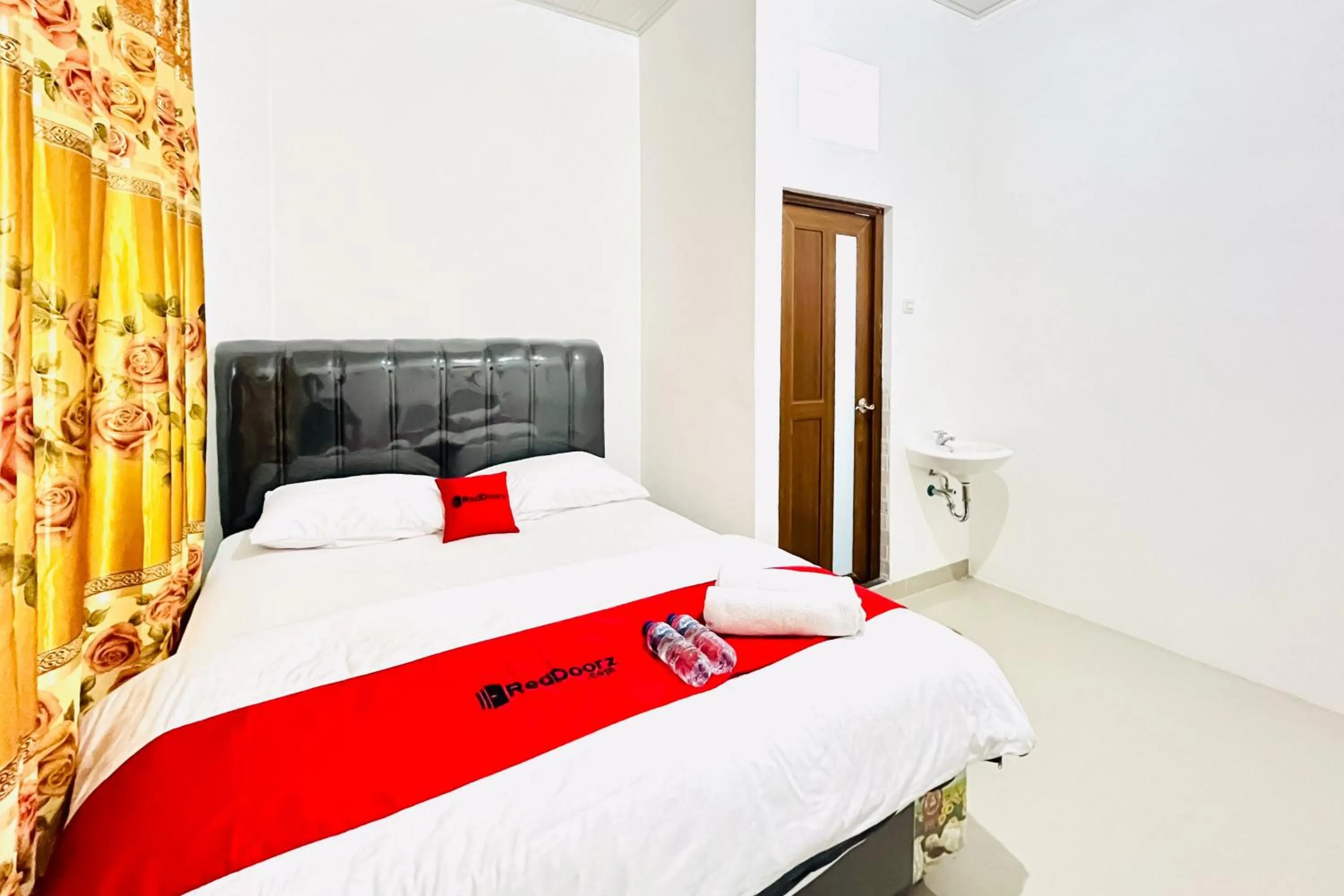 Bedroom, Bed in RedDoorz at Orien Guesthouse Pematang Siantar