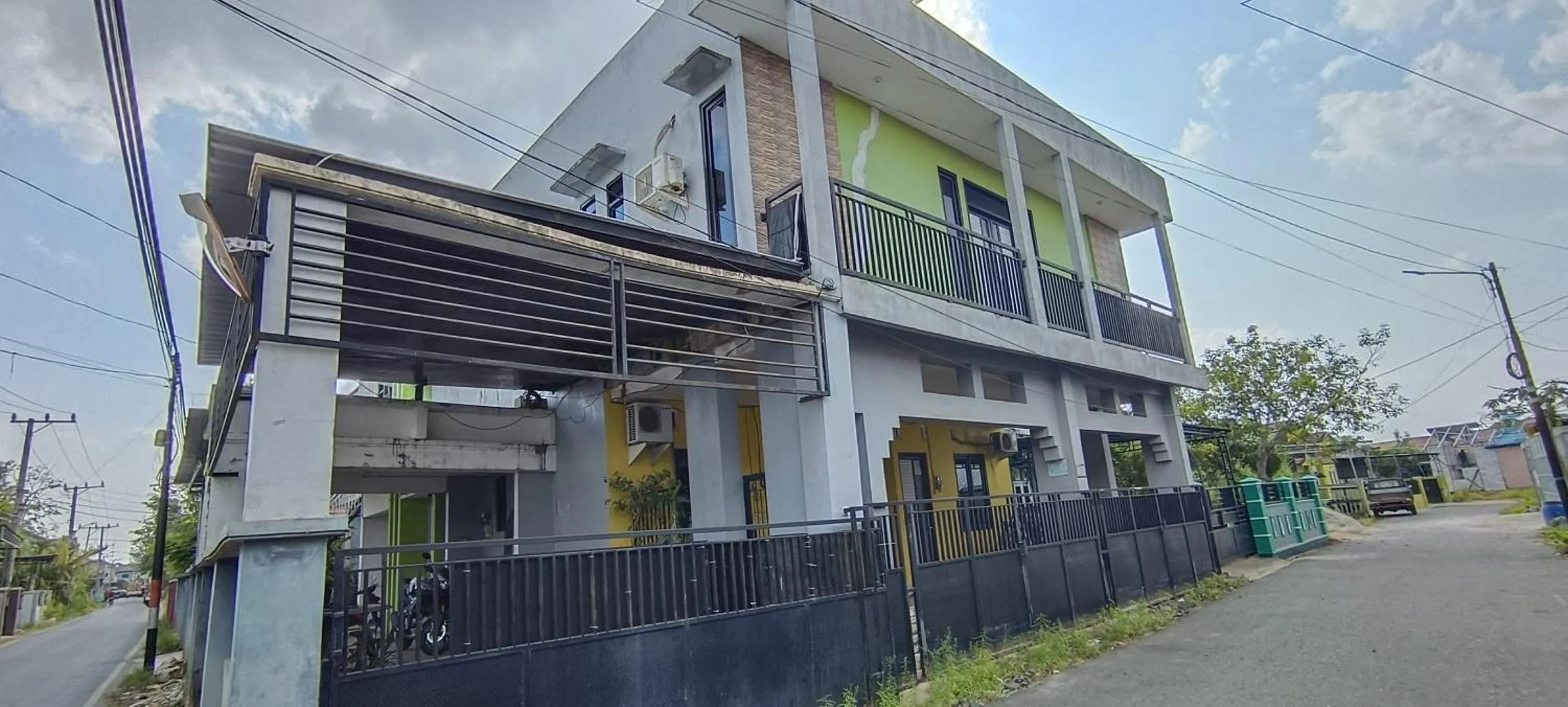 Facade/entrance in Hotel O Losmen Arkansas Syariah