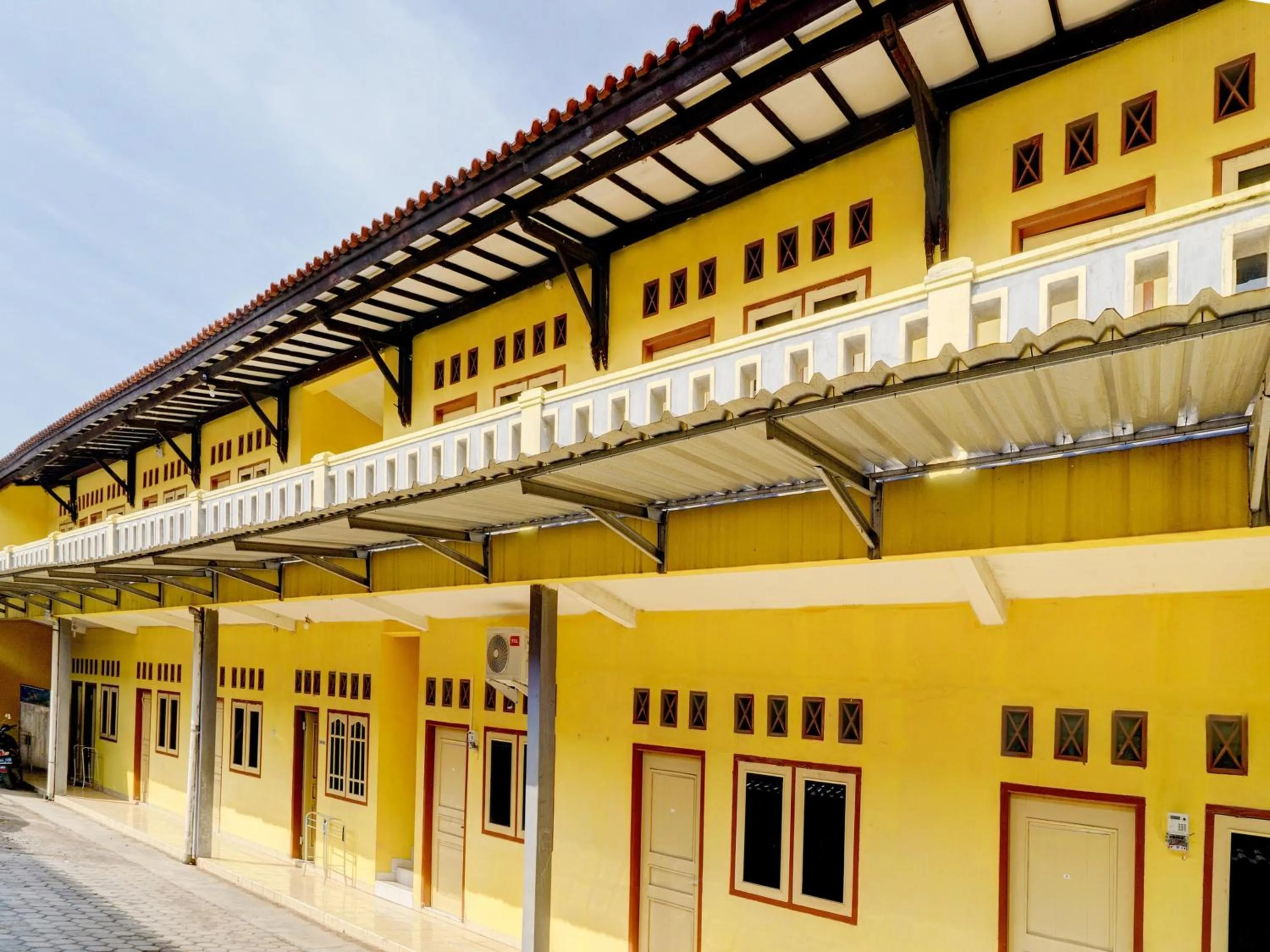 Facade/entrance in SPOT ON 93005 Berkah Kedawung Syariah Near Fakultas Farmasi Universitas Muhammadiyah Ahmad Dahlan Cirebon