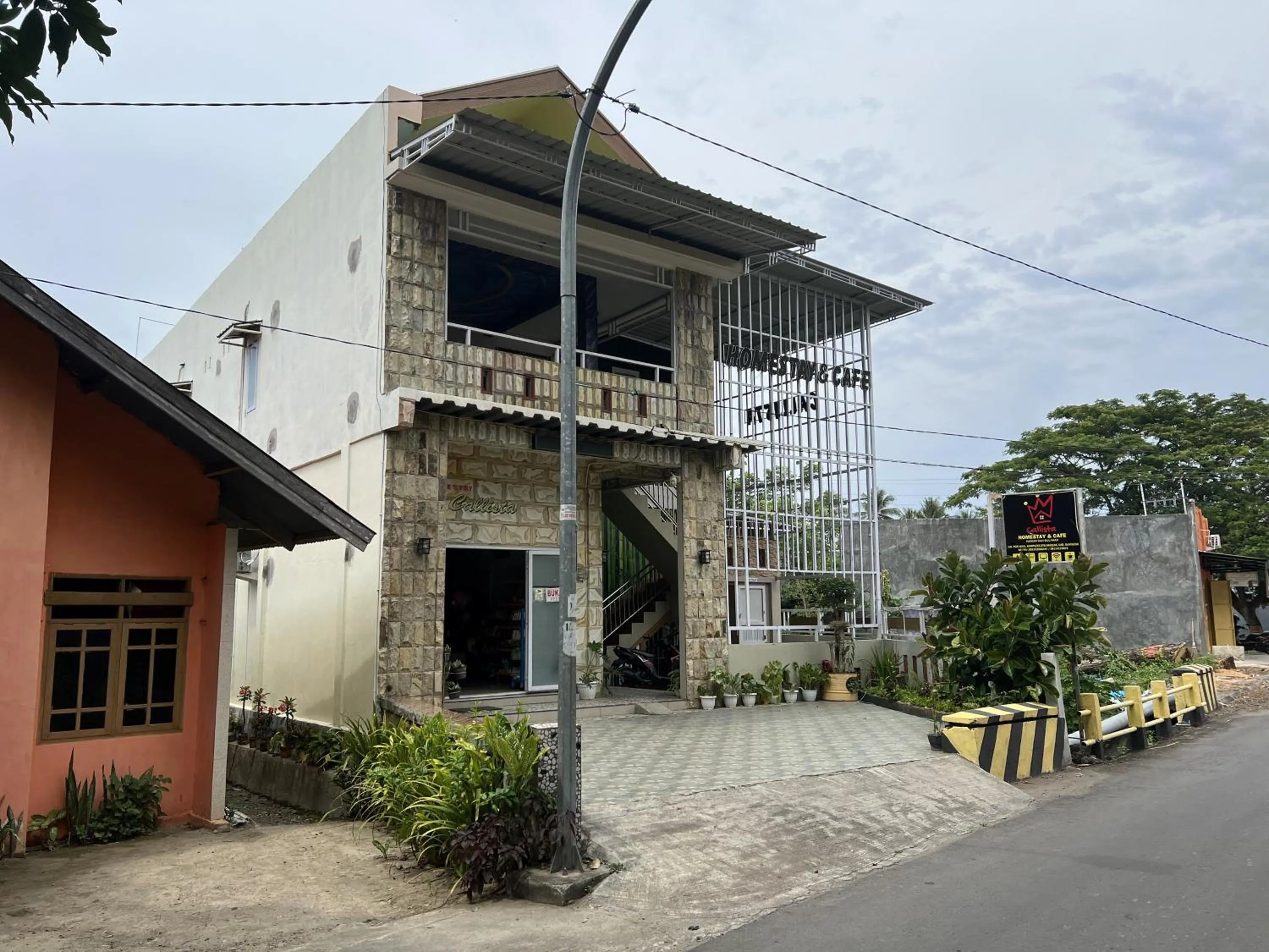 Facade/entrance in Hotel O Batodupi Guesthouse Syariah Near Buttu Kasambi