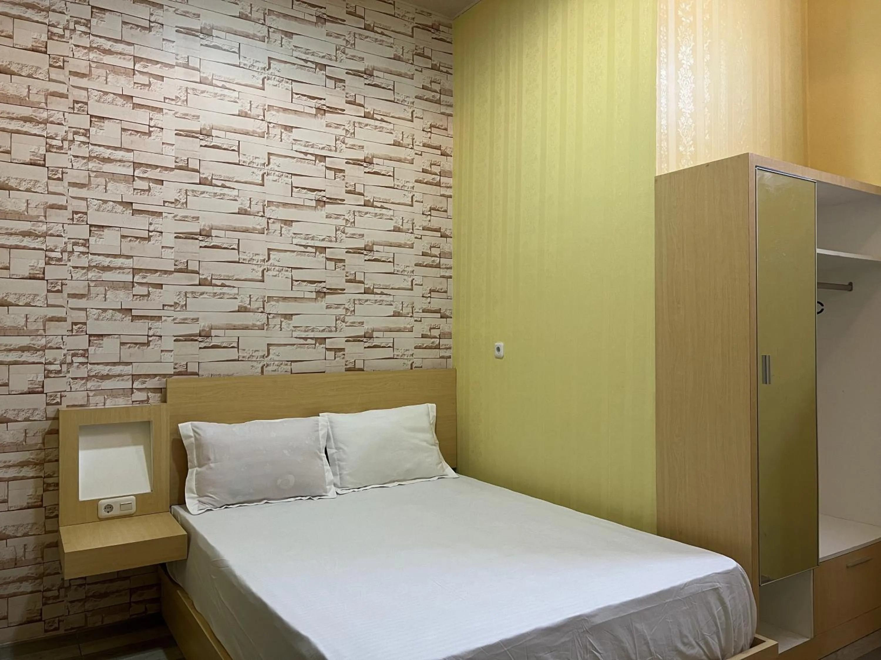 Bedroom, Bed in Hotel O Batodupi Guesthouse Syariah Near Buttu Kasambi