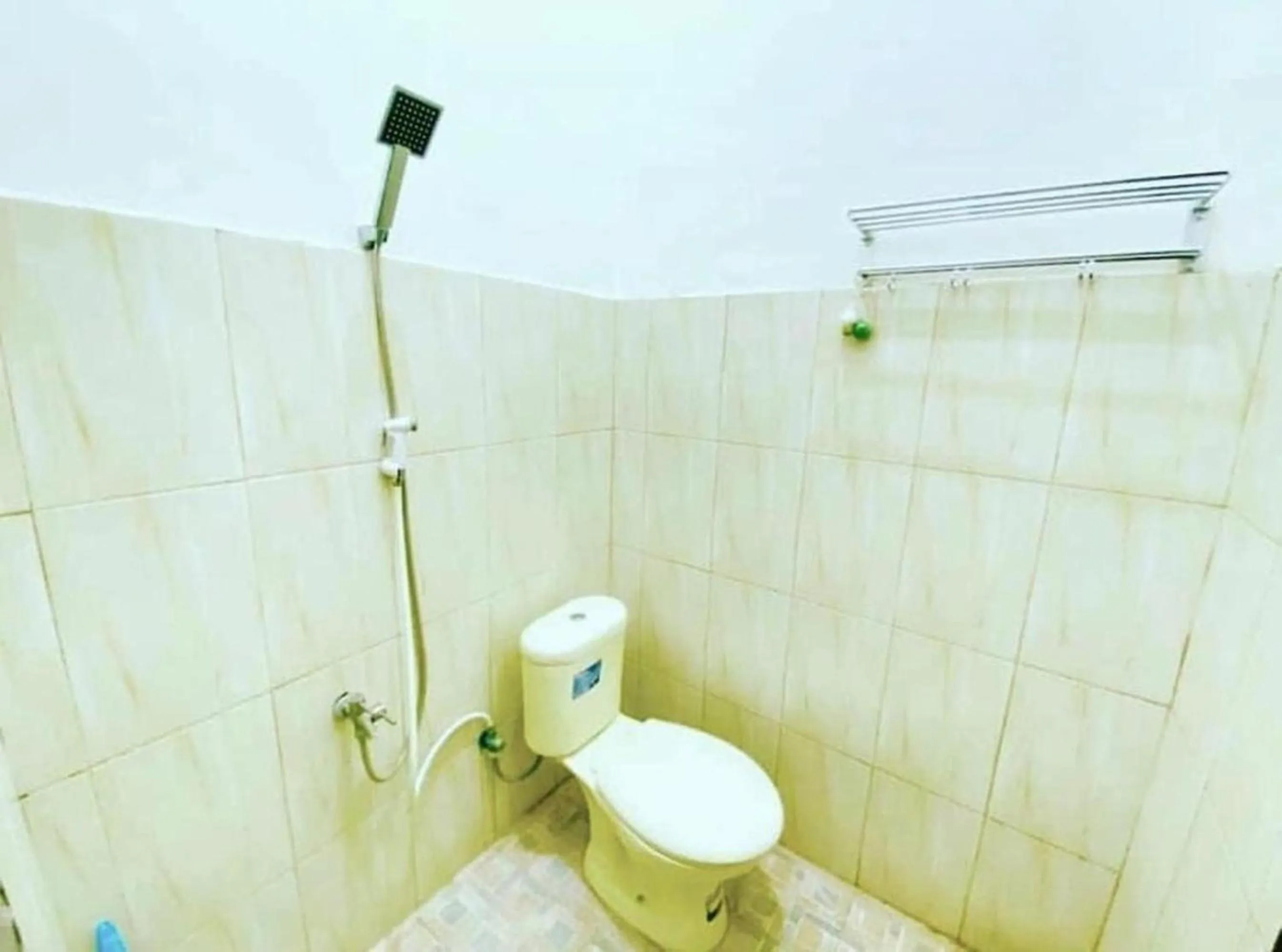 Bathroom in Hotel O Batodupi Guesthouse Syariah Near Buttu Kasambi