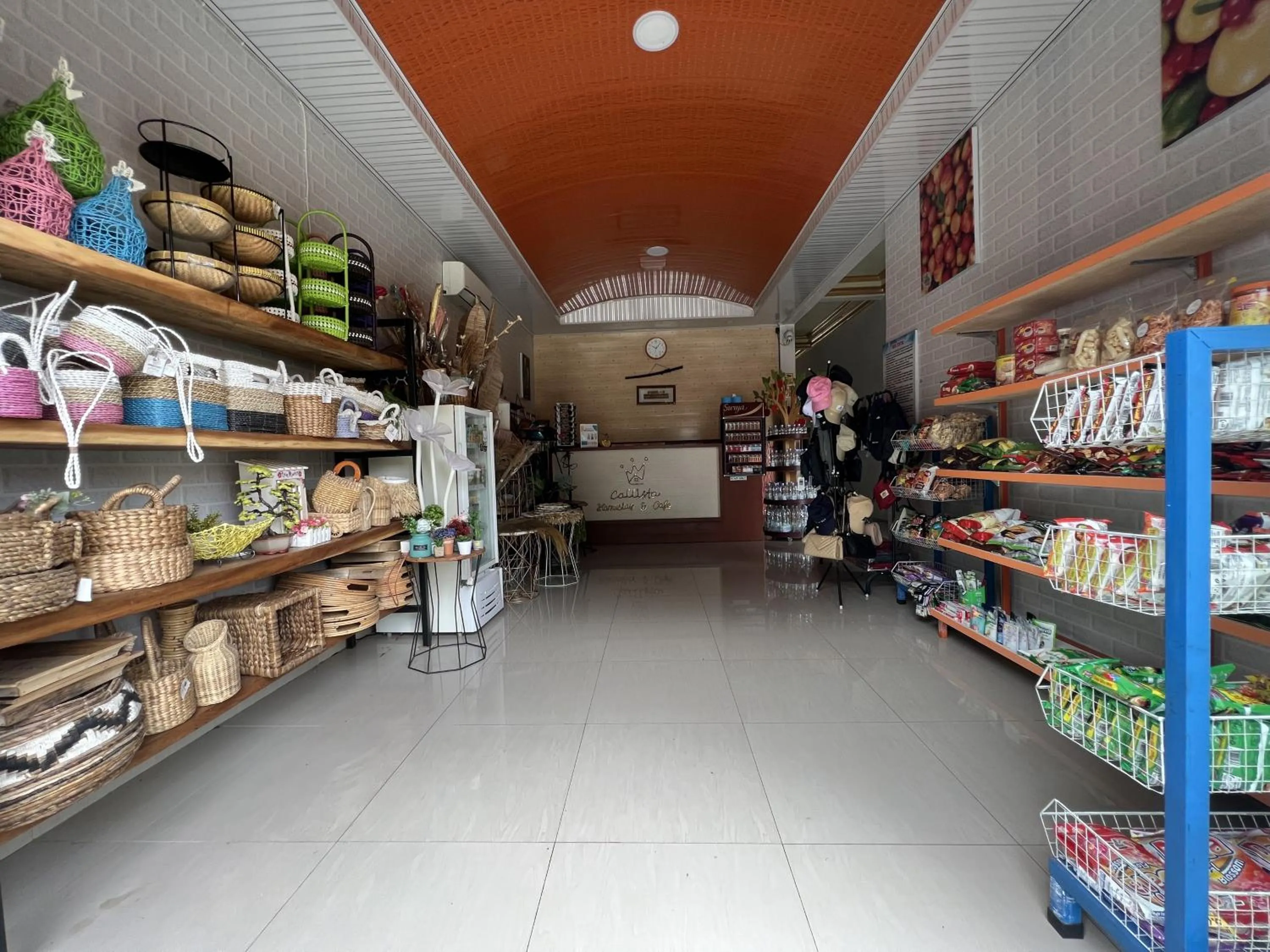 Lobby or reception in Hotel O Batodupi Guesthouse Syariah Near Buttu Kasambi