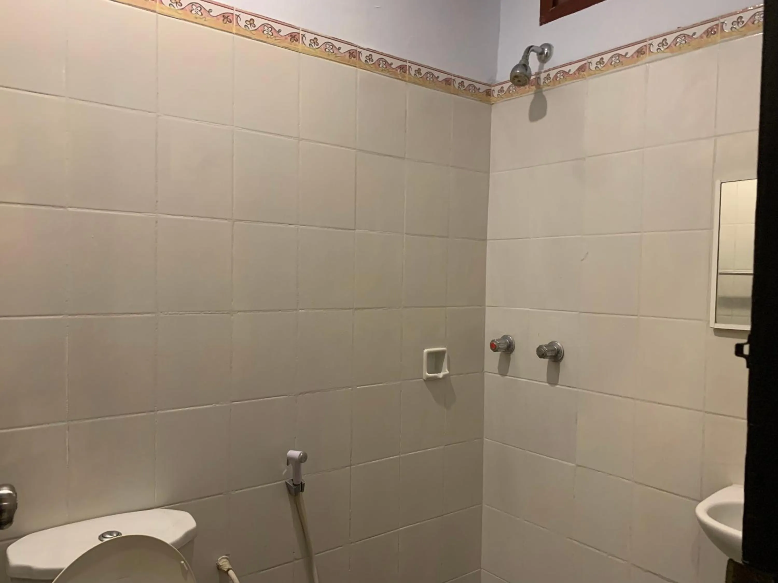 Bathroom in Hotel O Edotel Smkn 5 Palopo Near Bukit punai