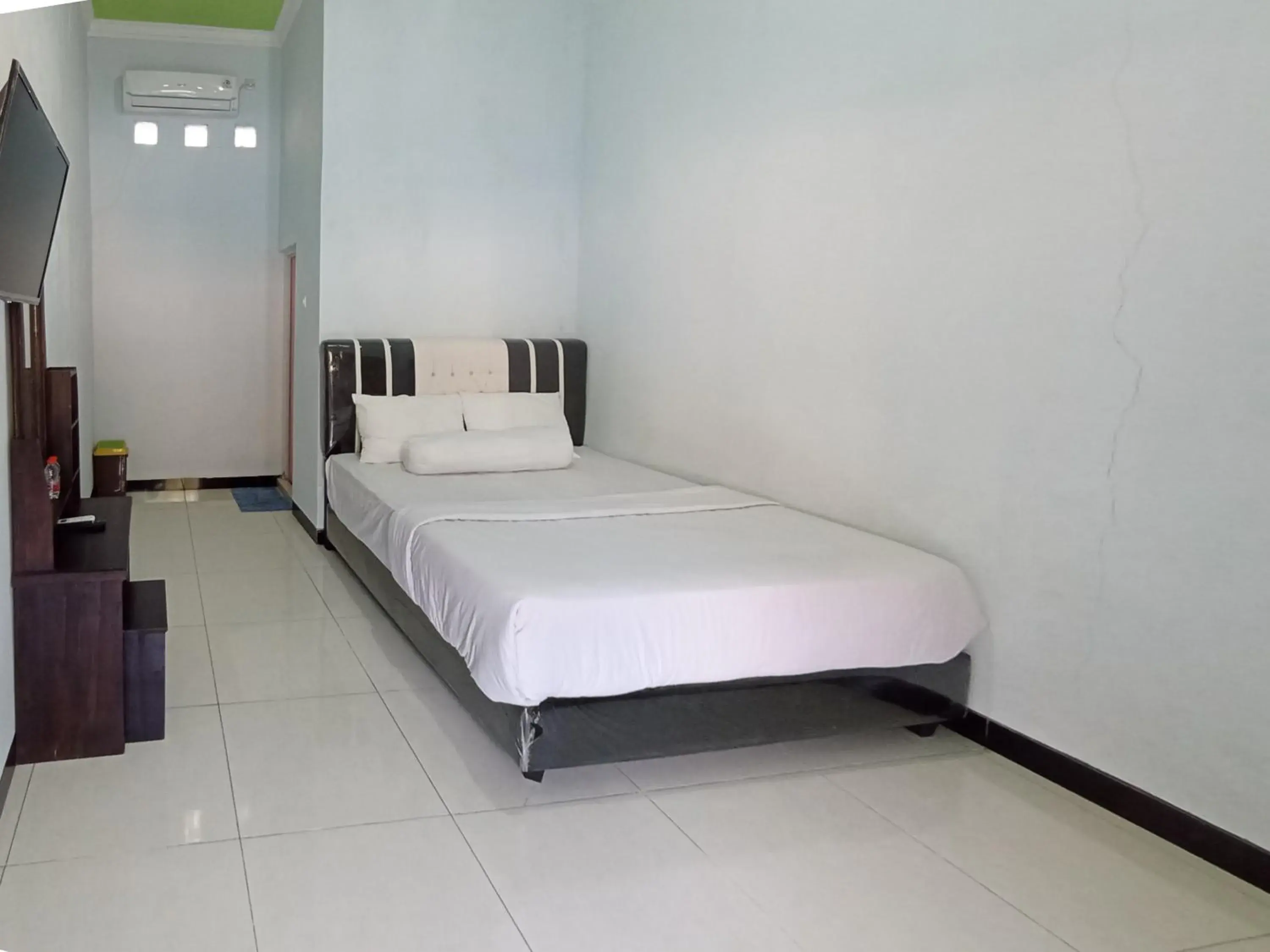 Standard Double Room in Surya Abadi Homestay Syariah RedPartner Standard Double Room in Surya Abadi Homestay Syariah RedPartner
