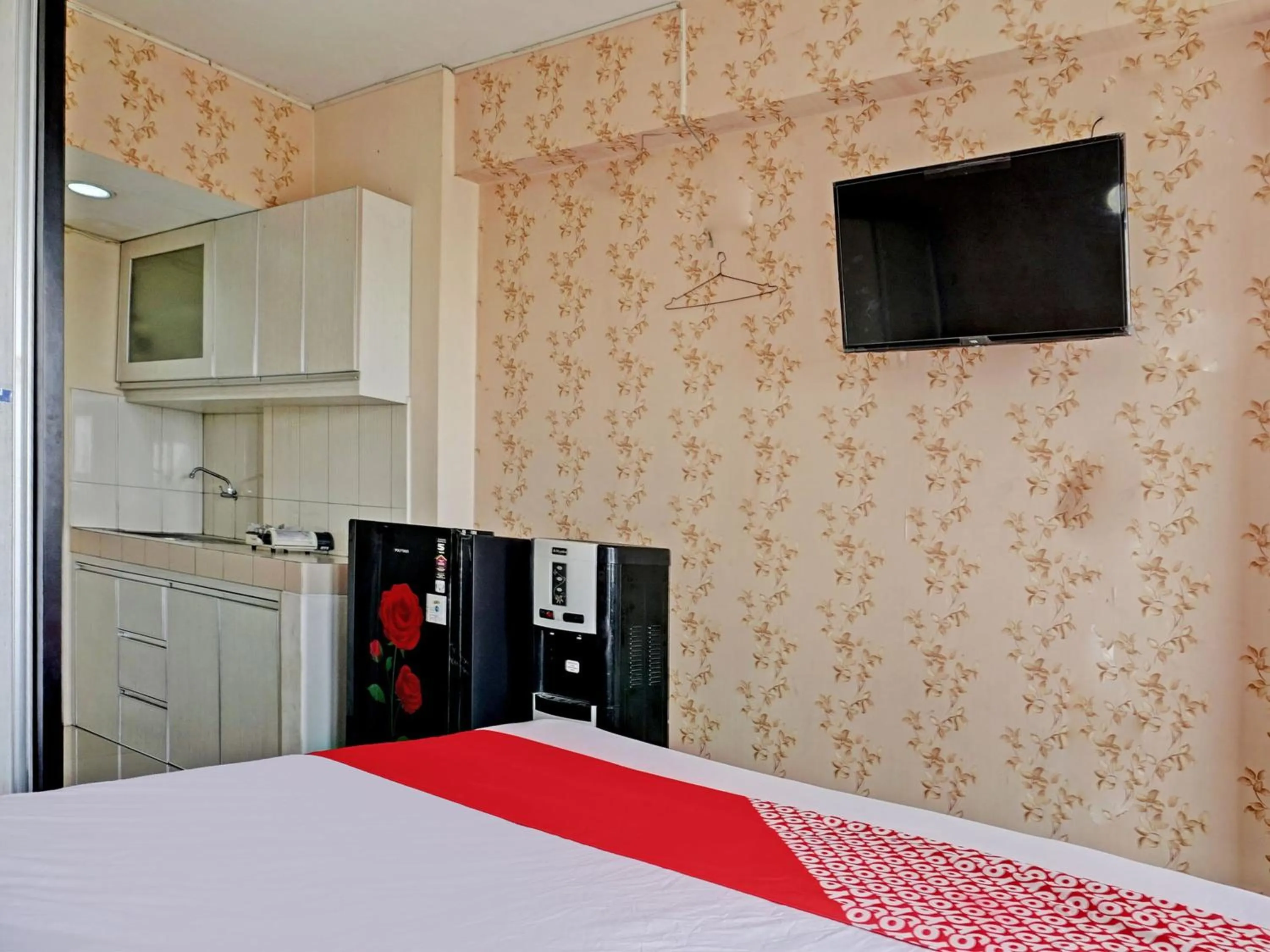 Bedroom, Bed in Collection O 92967 Apartement Sentraland Karawang By Rda Living