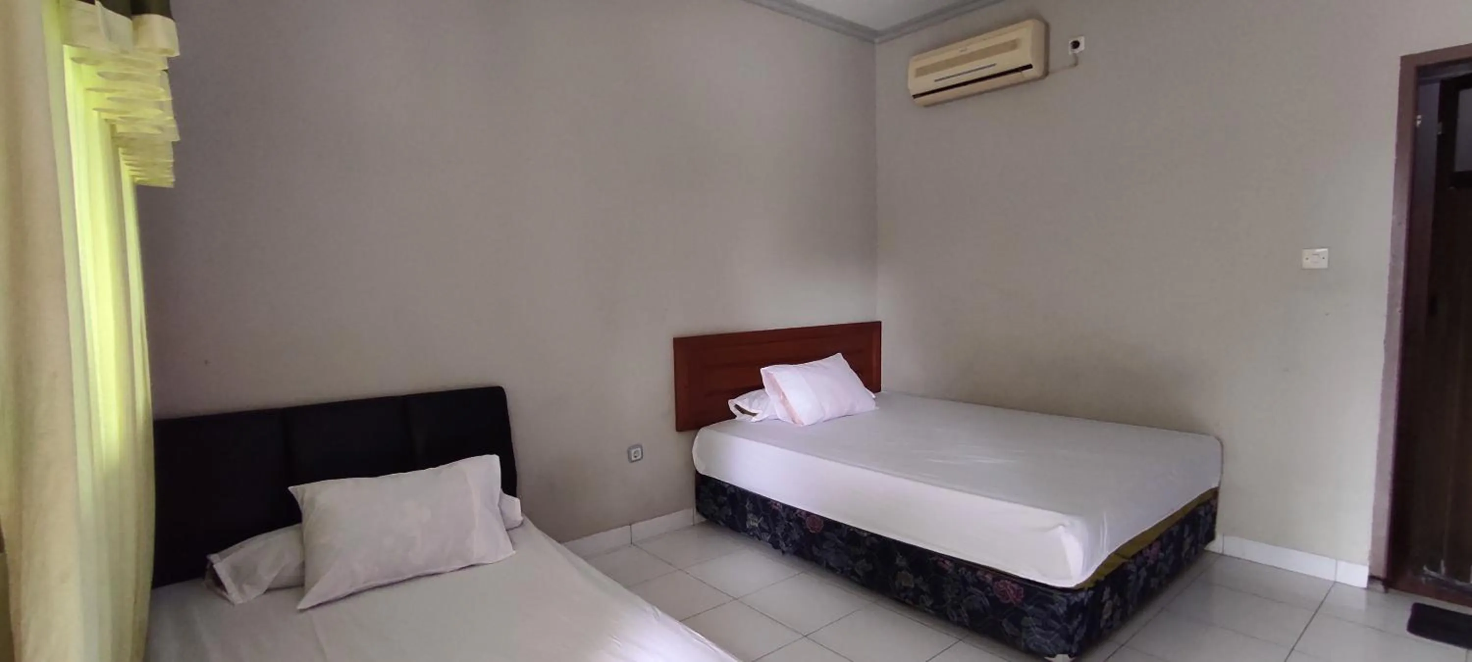 Standard Twin Room in OYO 93051 Wisma Syariah Buloe Near Lapangan Abubakar Lambogo Batili Enrekang