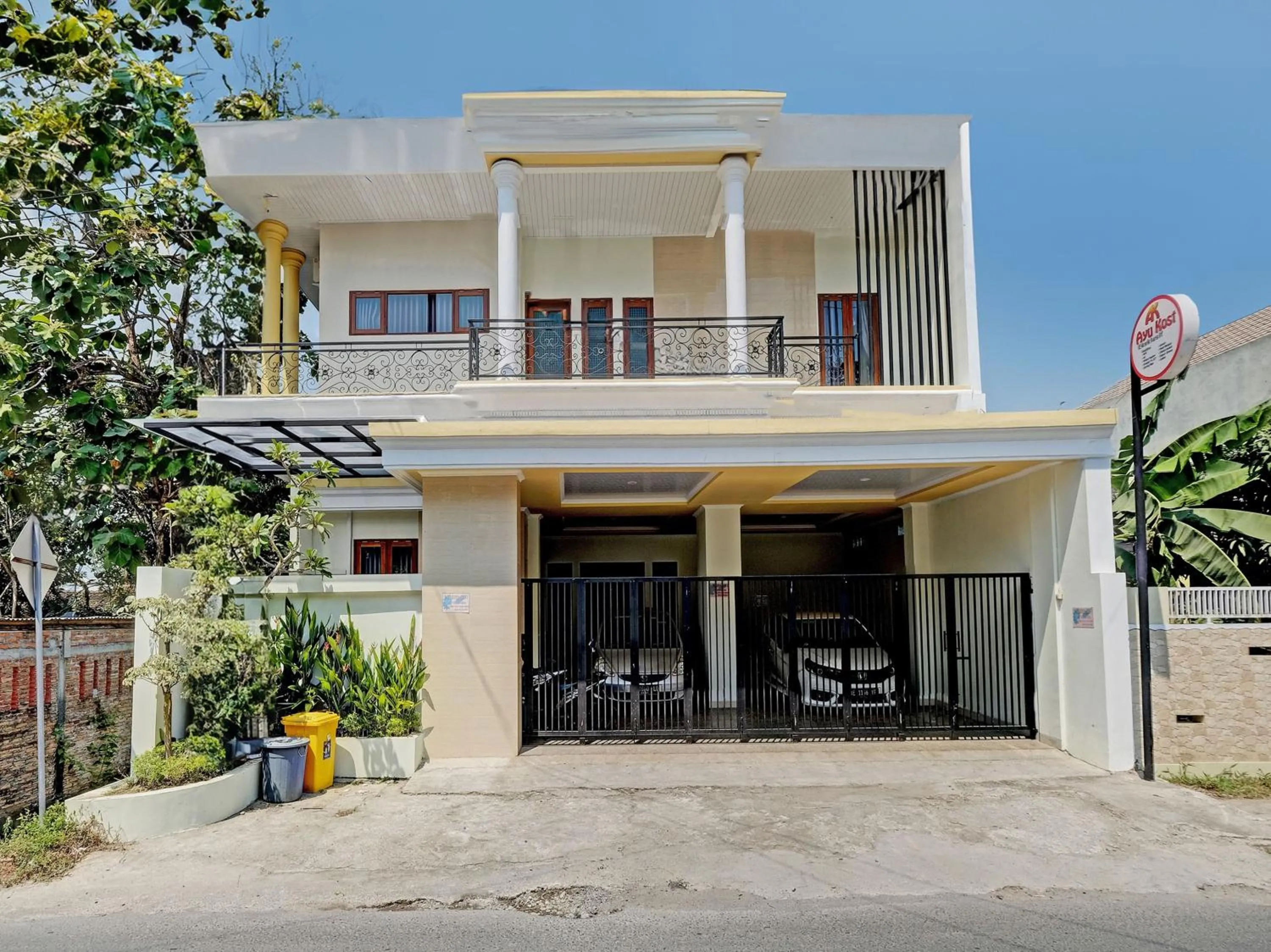 Facade/entrance in OYO Life 92935 Ayu Kost Eksklusif