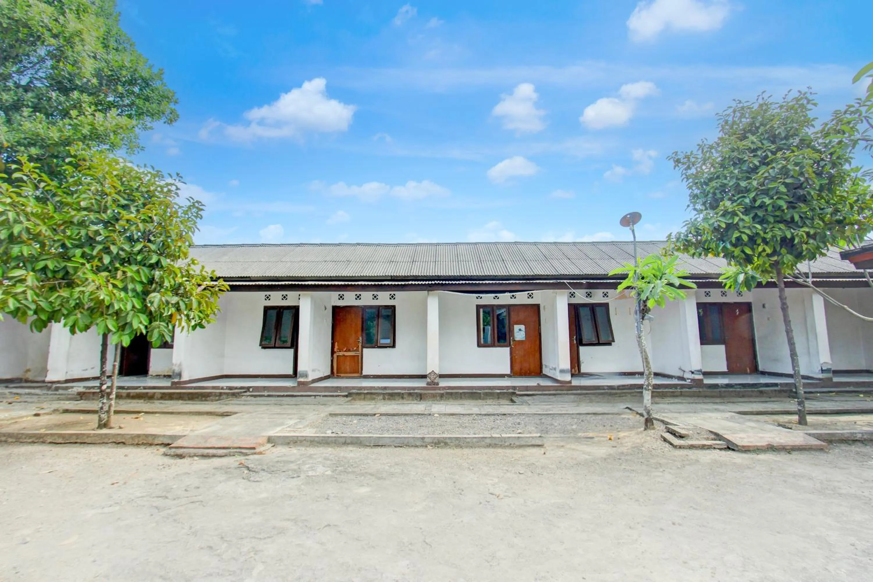 Facade/entrance in Hotel O Kost Gayus