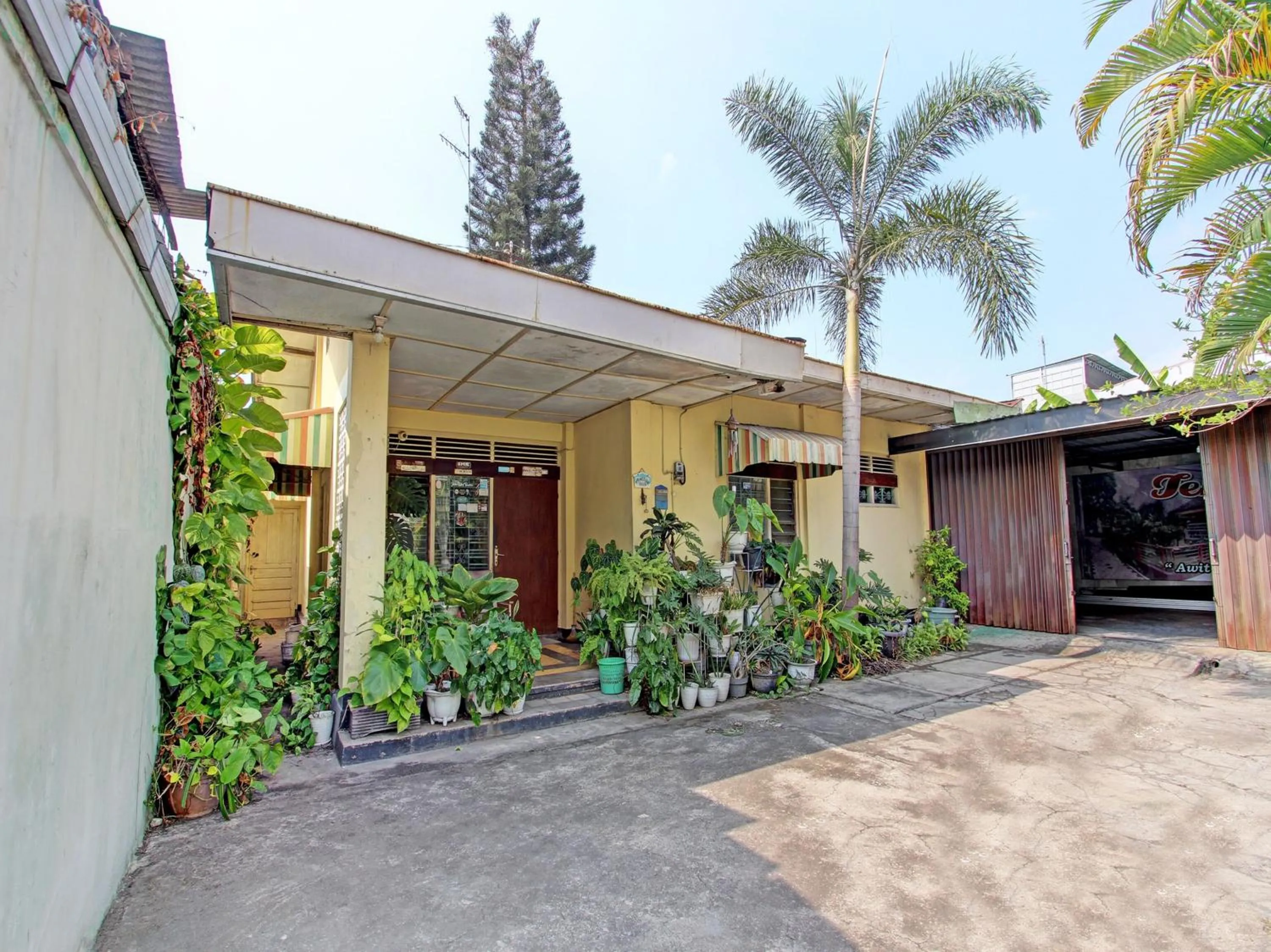 Facade/entrance in OYO 92998 Wiludjeng Guesthouse