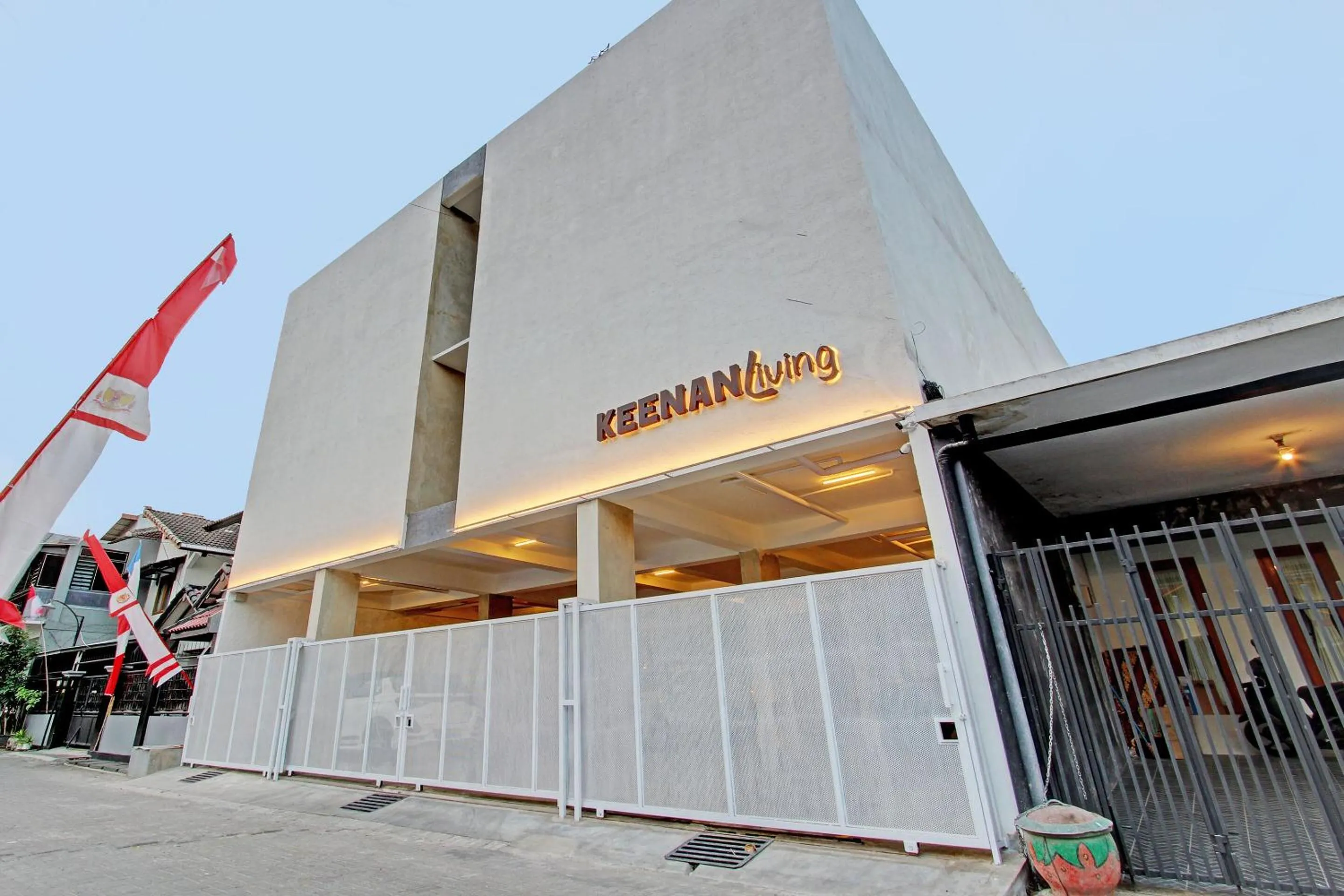 Facade/entrance in Super OYO Capital O 92987 Keenan Living Perumnas