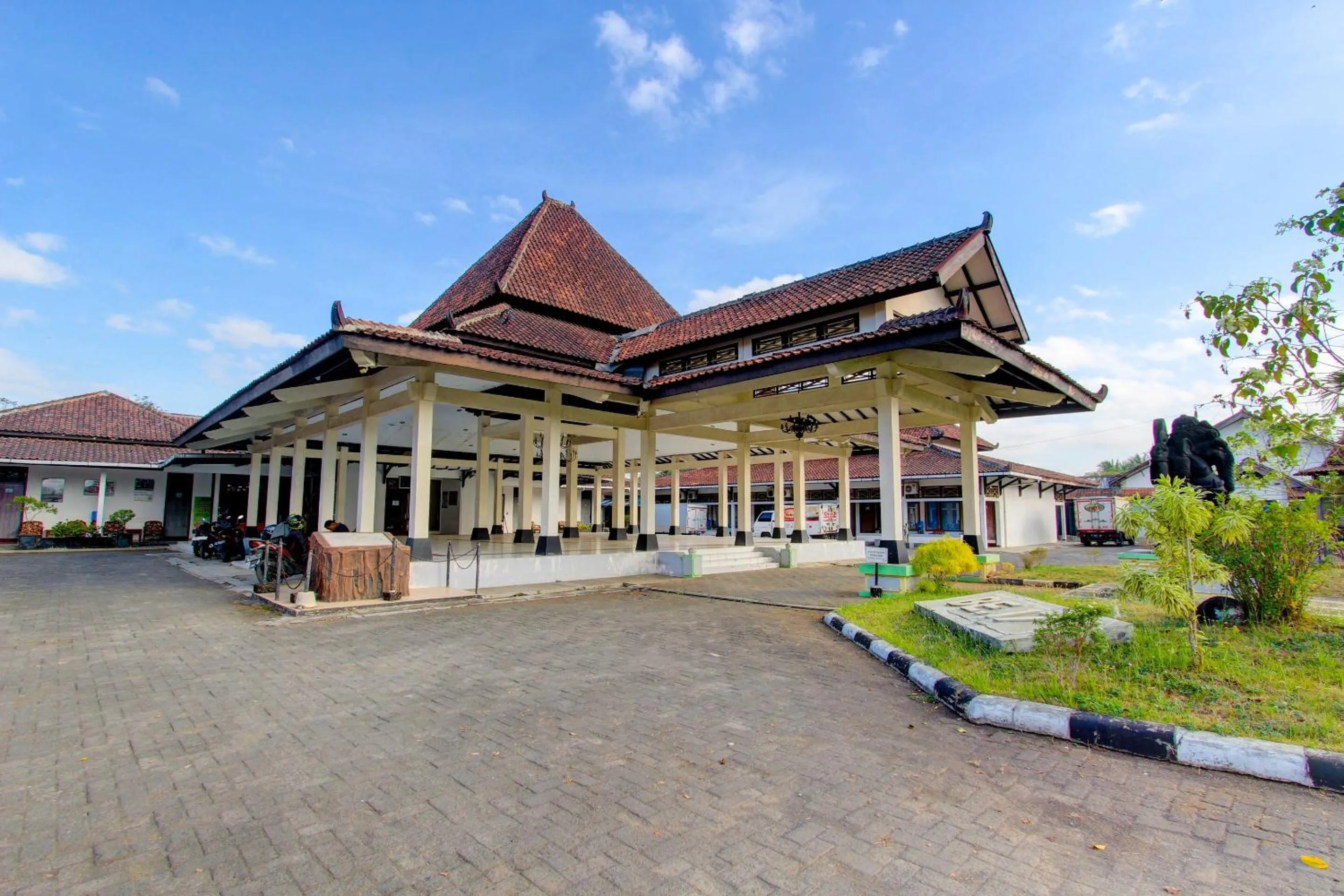 Facade/entrance in Capital O 93024 Hotel Ganesha