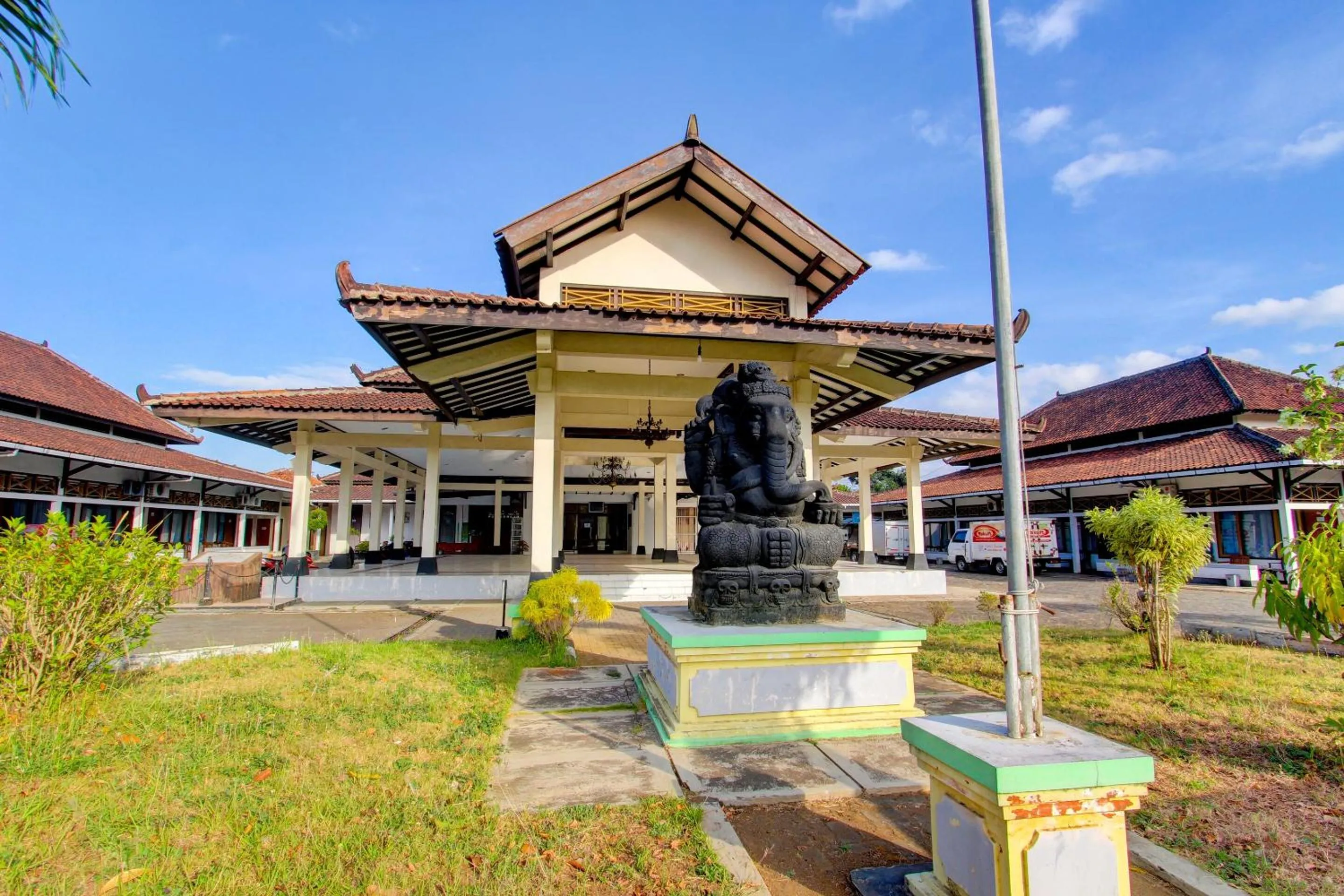 Facade/entrance in Capital O 93024 Hotel Ganesha