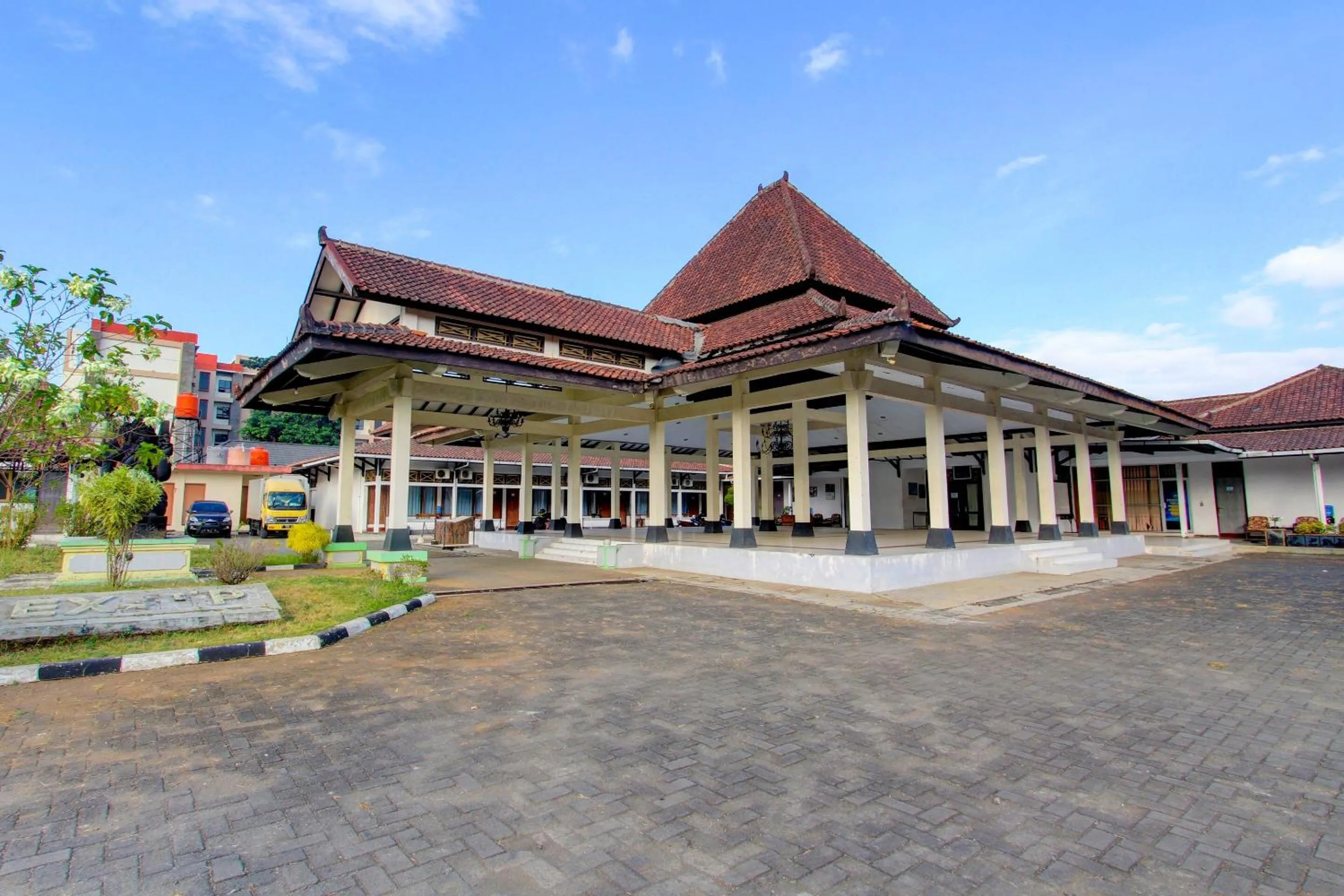Facade/entrance in Capital O 93024 Hotel Ganesha