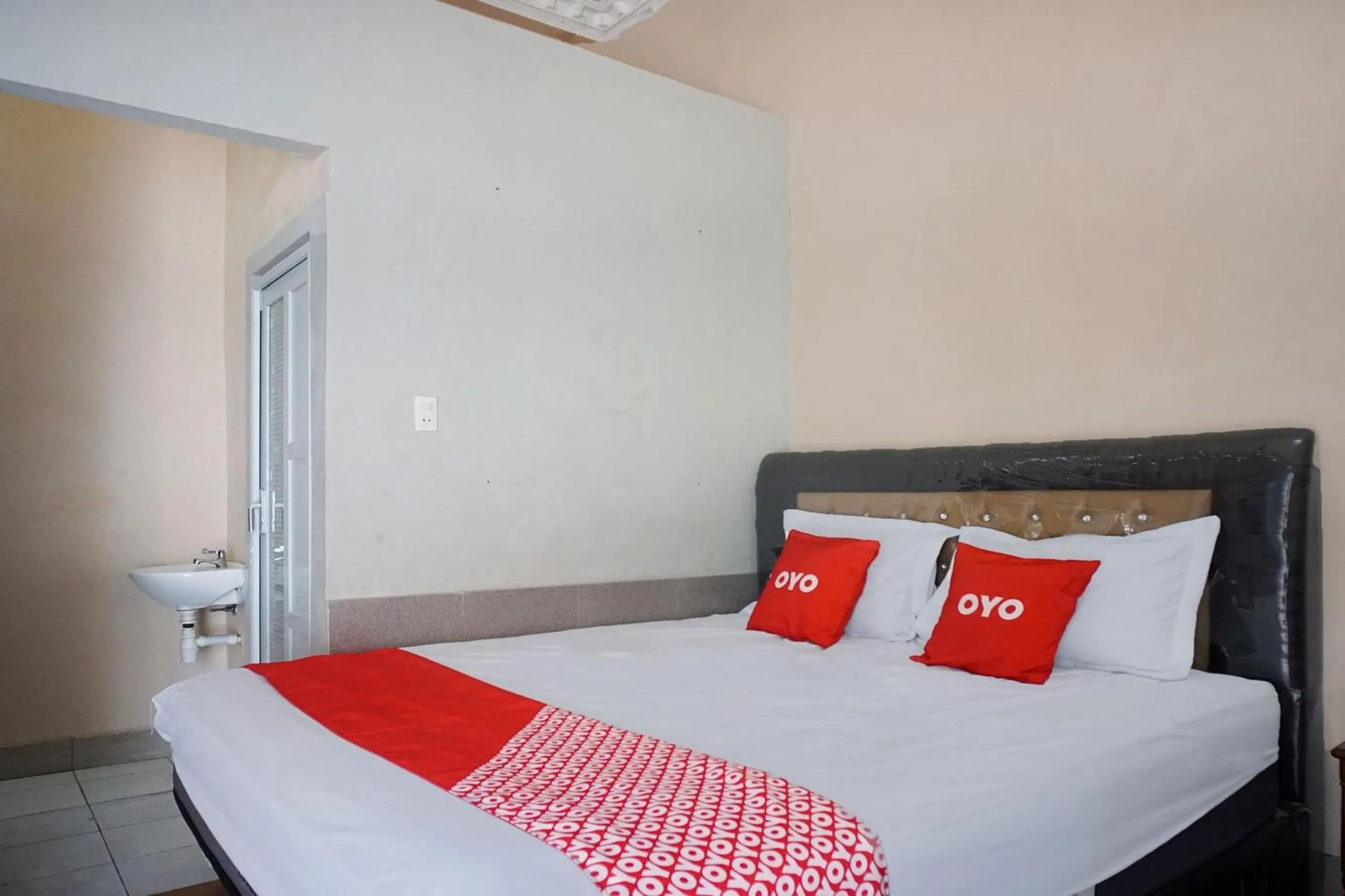 Bedroom in OYO 93003 B32 Homestay