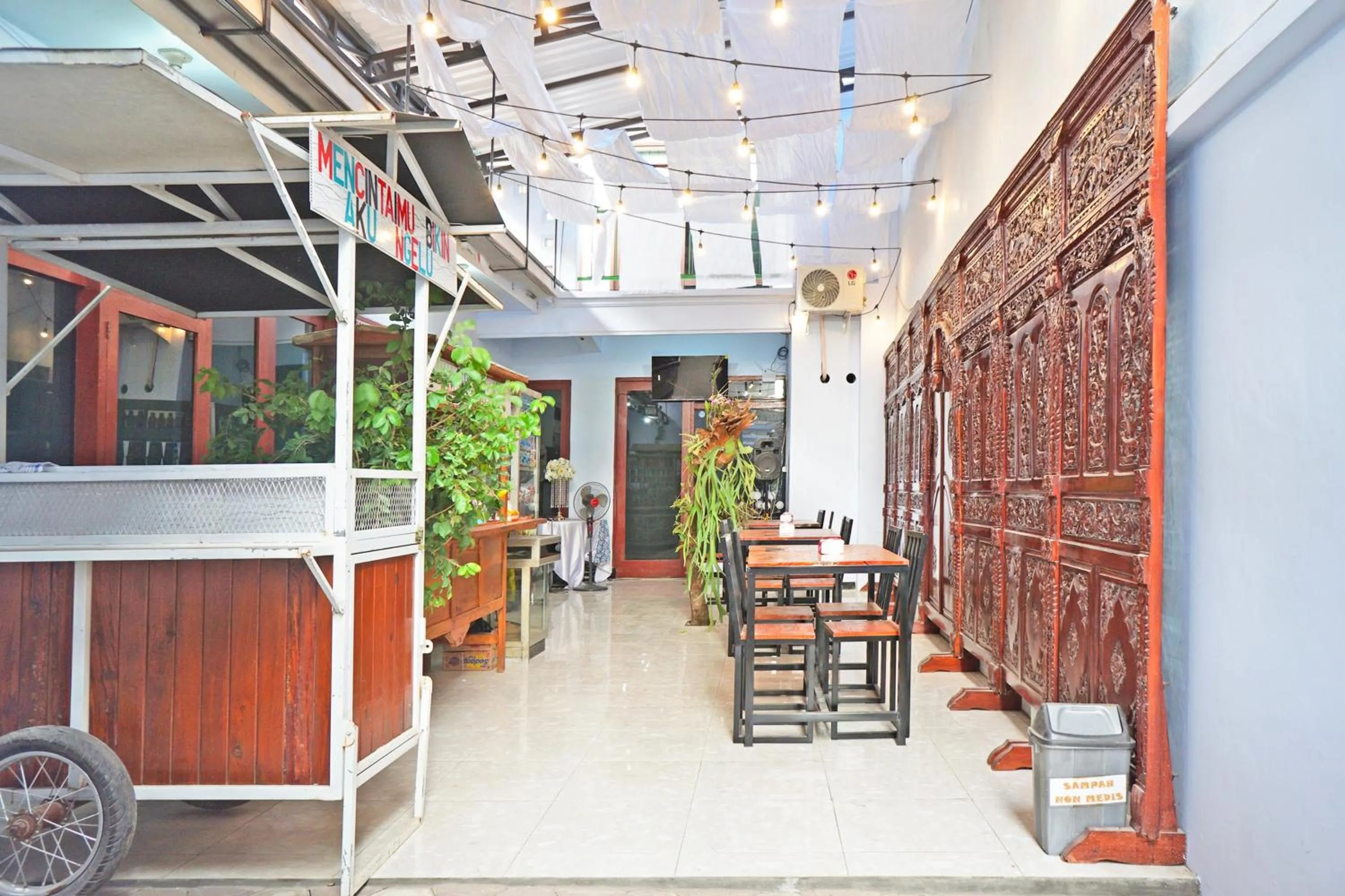 Restaurant/places to eat in Hotel O Trisna Patihan Resort