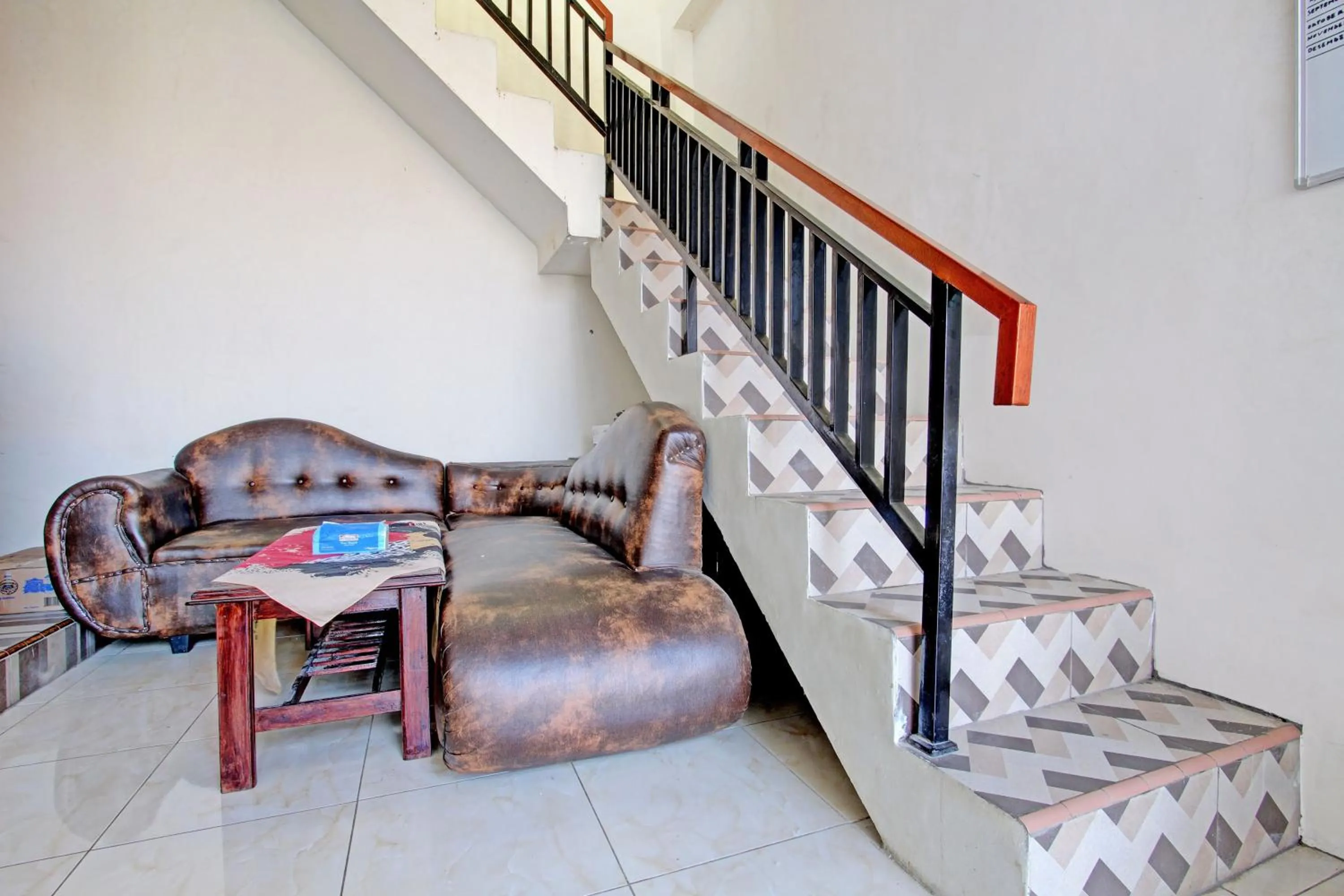 Lobby or reception in Hotel O Guest House Cemara 1 Syariah