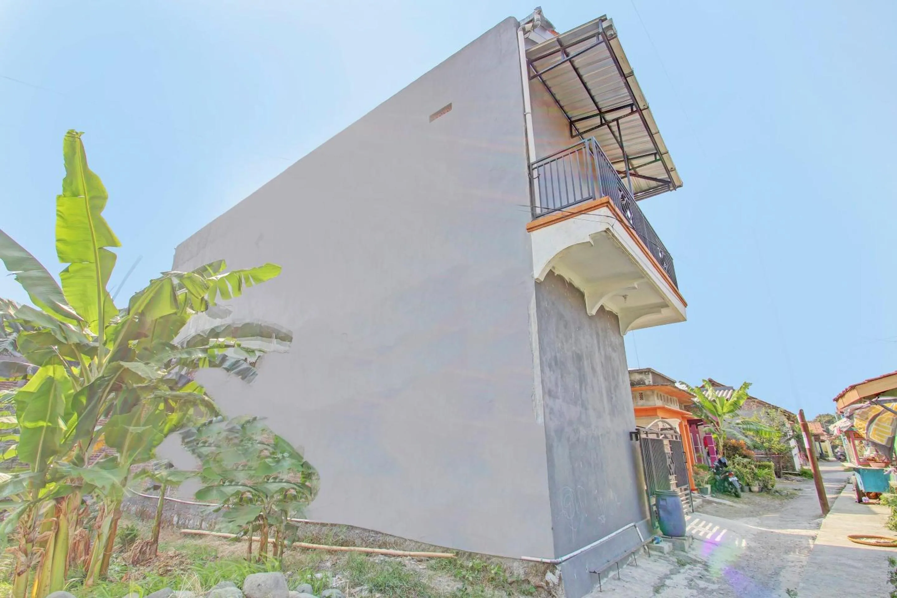 Facade/entrance in Hotel O Guest House Cemara 1 Syariah