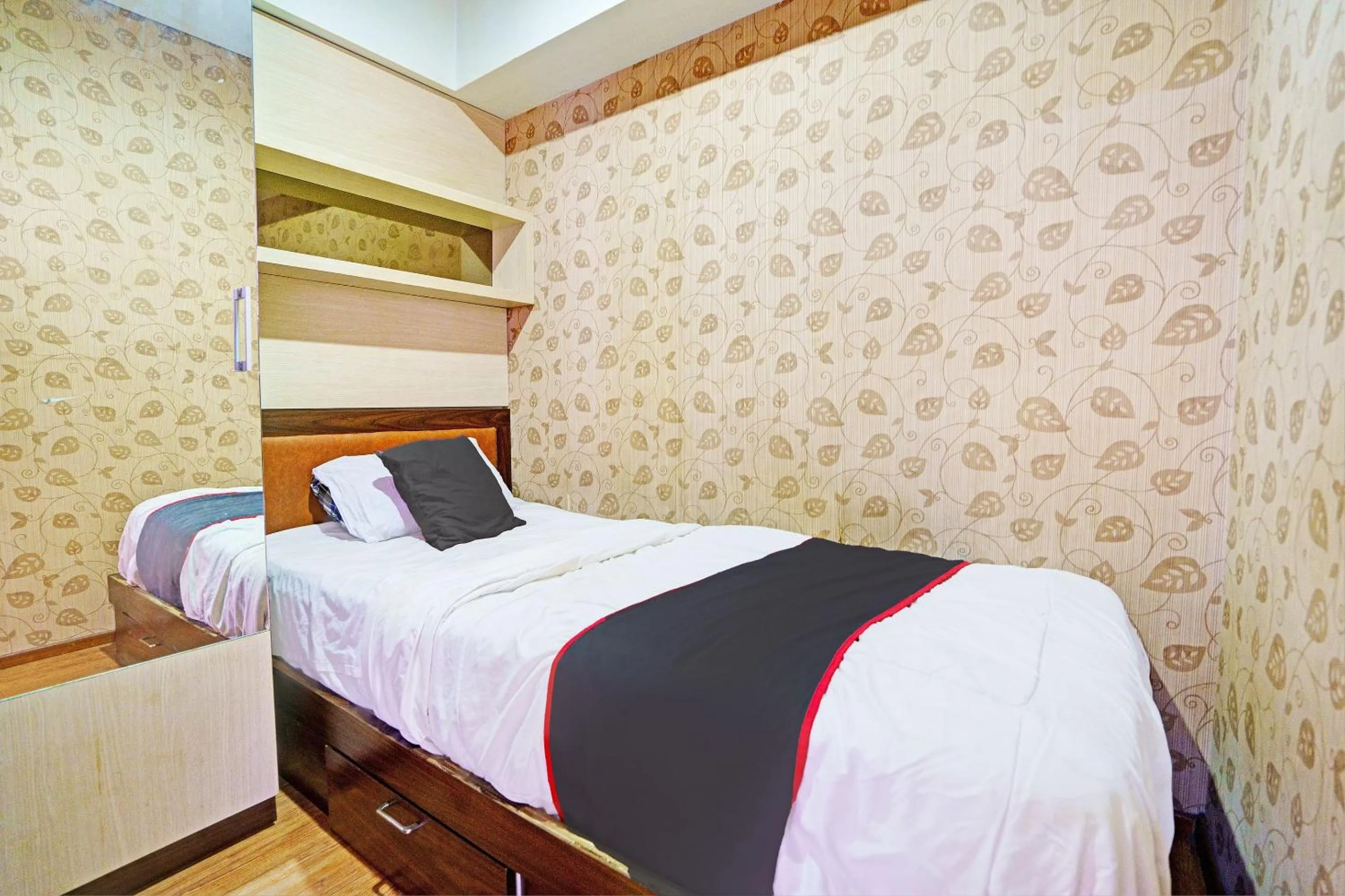 Bedroom, Bed in OYO Life Apartement Jarrdin By Fins Property