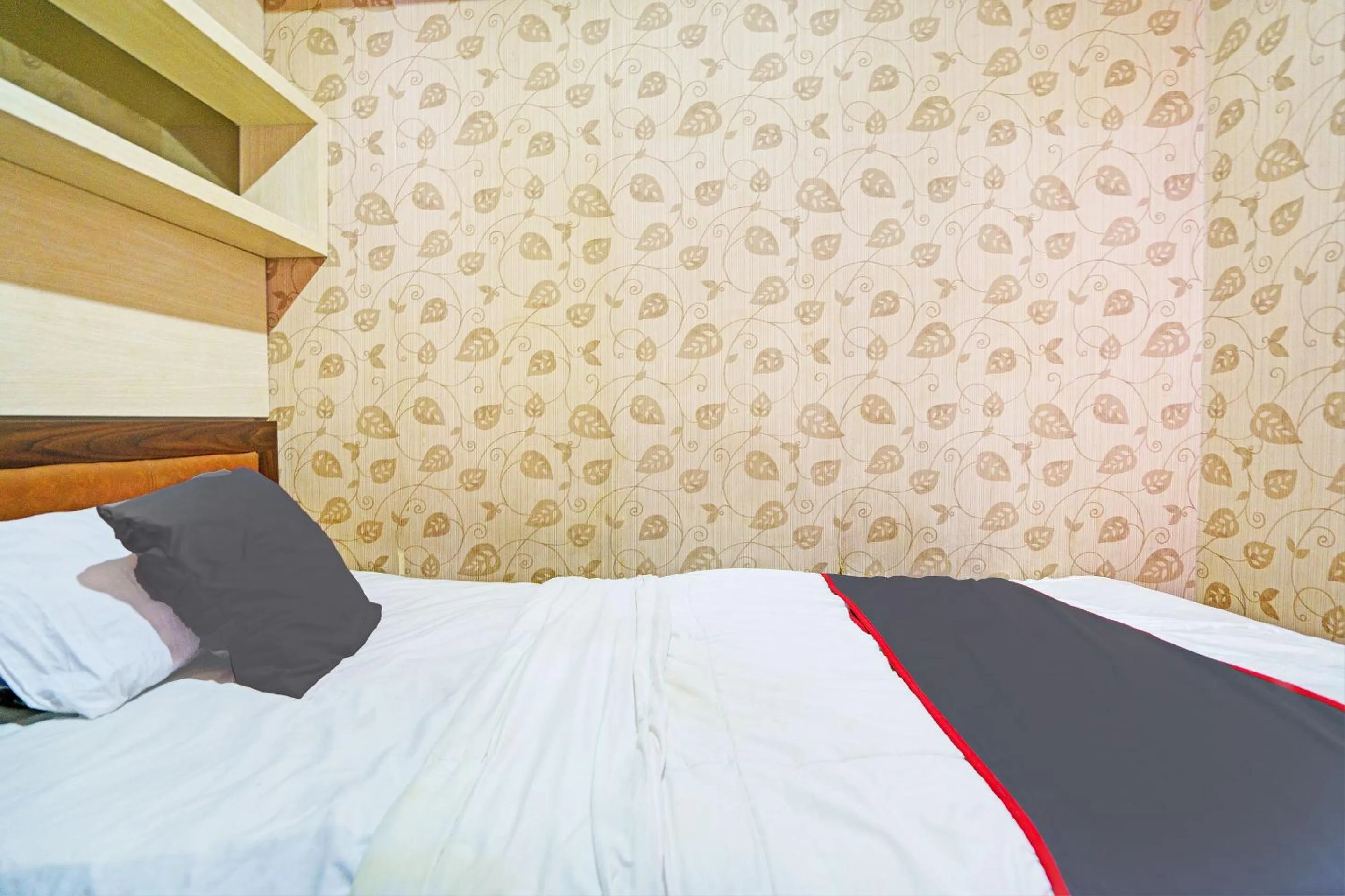 Bedroom, Bed in OYO Life Apartement Jarrdin By Fins Property